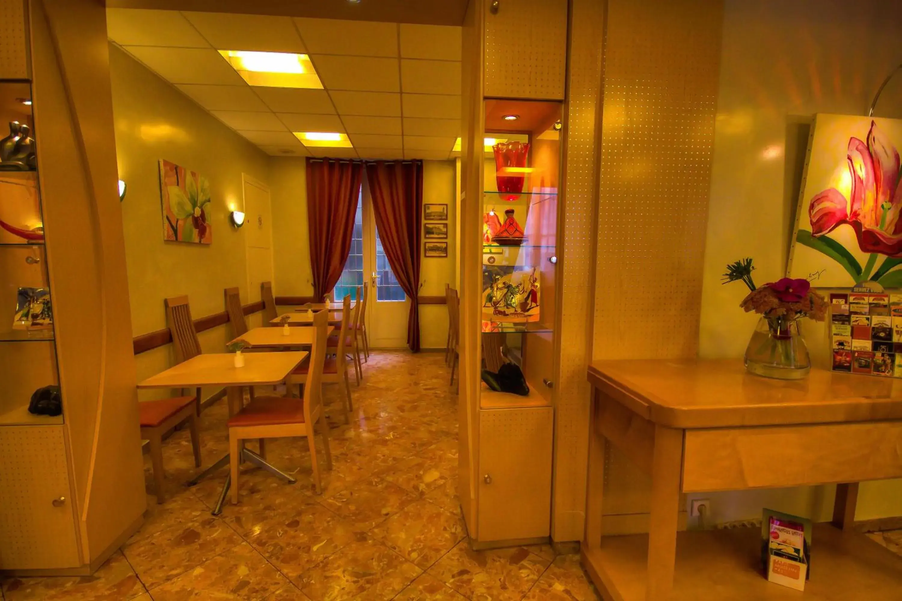 Lobby or reception in Hôtel Des Trois Gares Lobby or reception in Hôtel Des Trois Gares