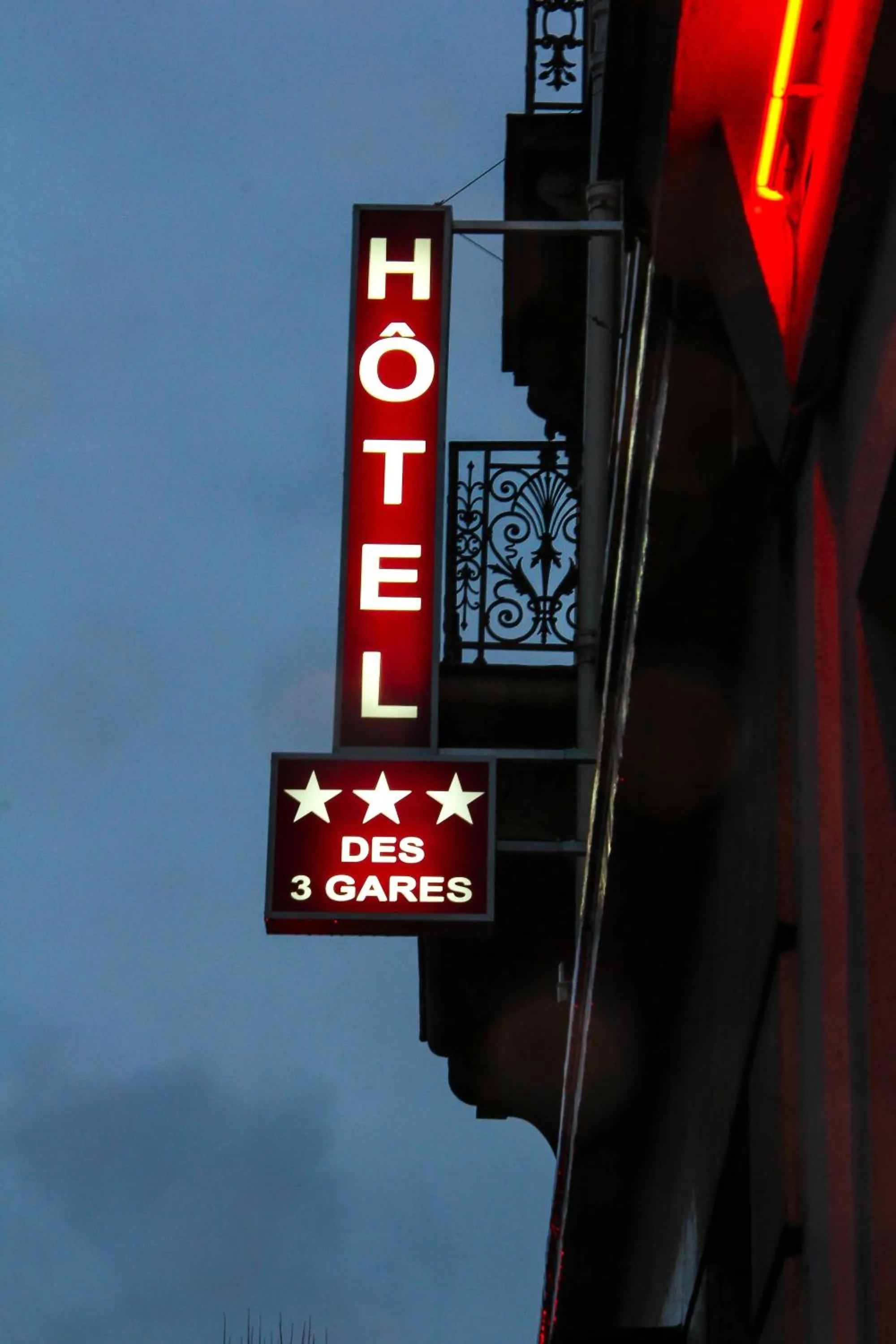 Facade/entrance in Hôtel Des Trois Gares
