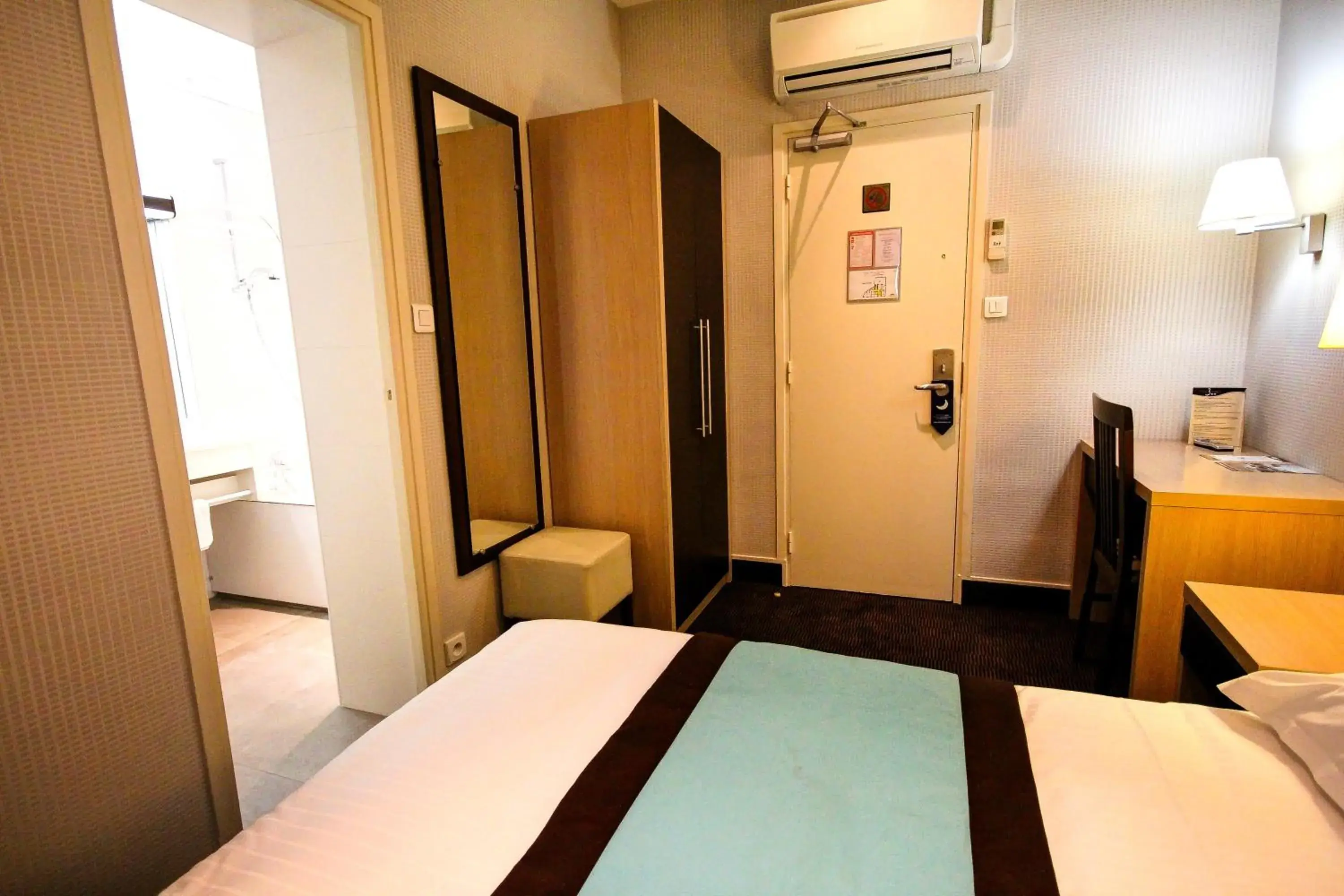 Bed in Hôtel Des Trois Gares Bed in Hôtel Des Trois Gares