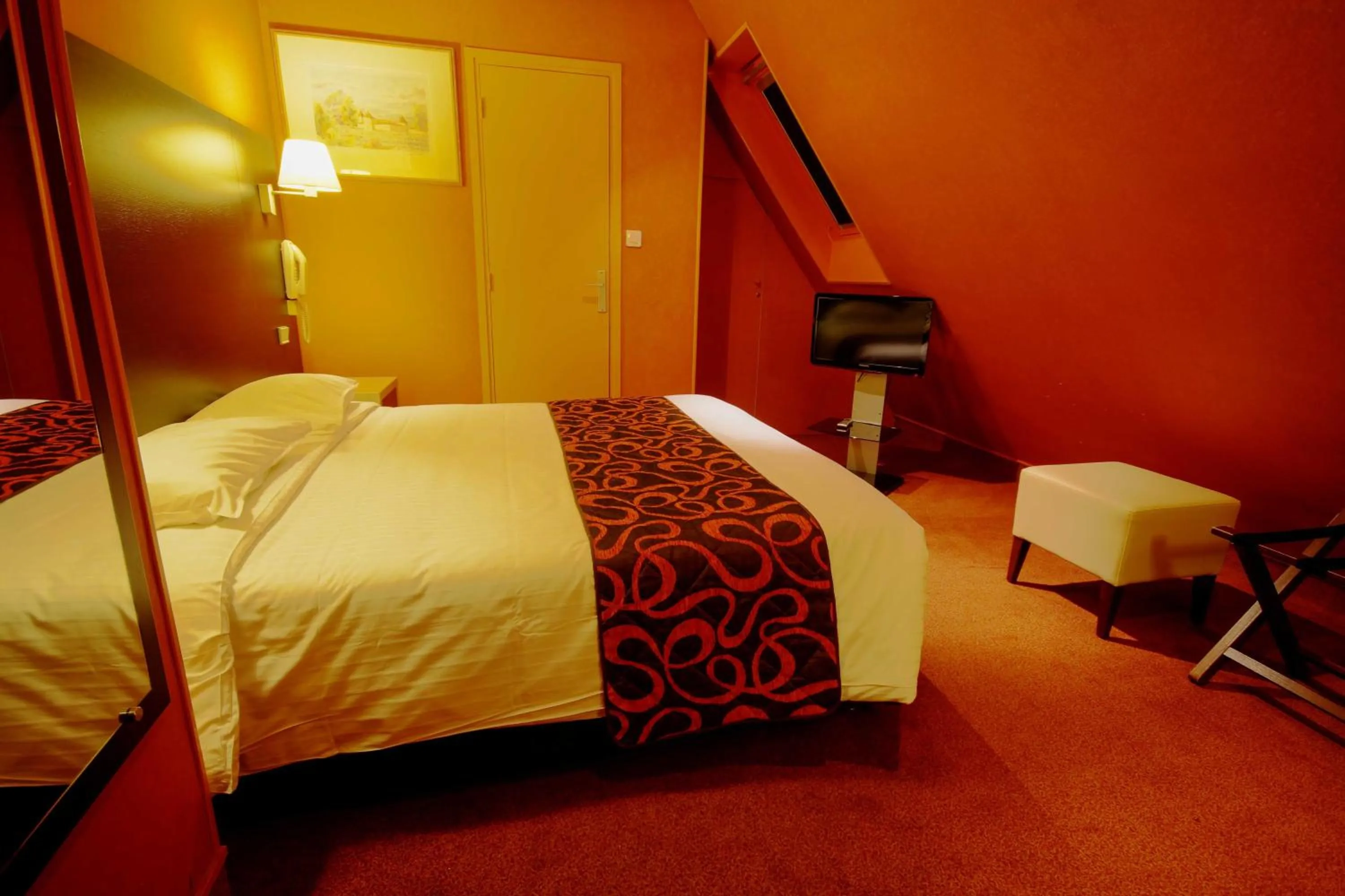 Bed in Hôtel Des Trois Gares