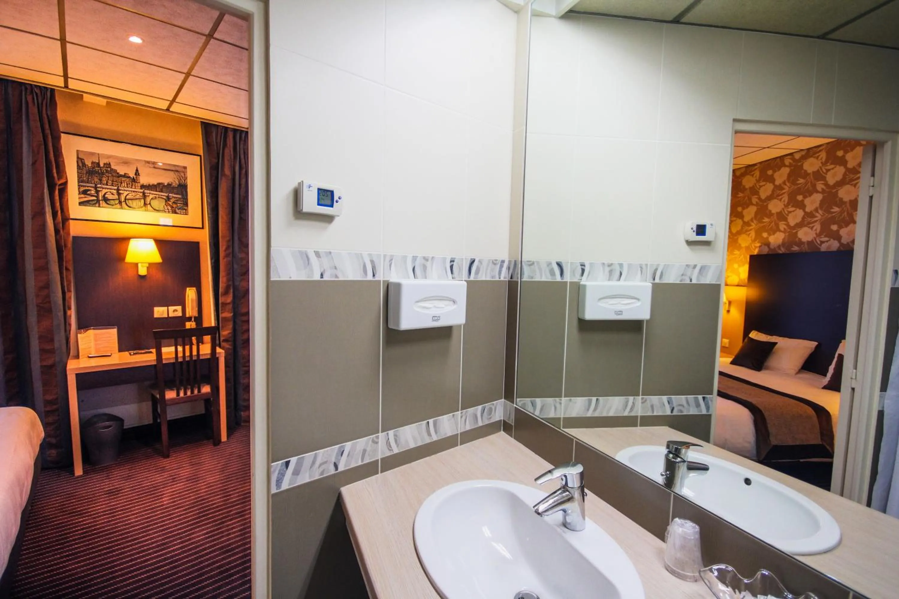 Bathroom in Hôtel Des Trois Gares