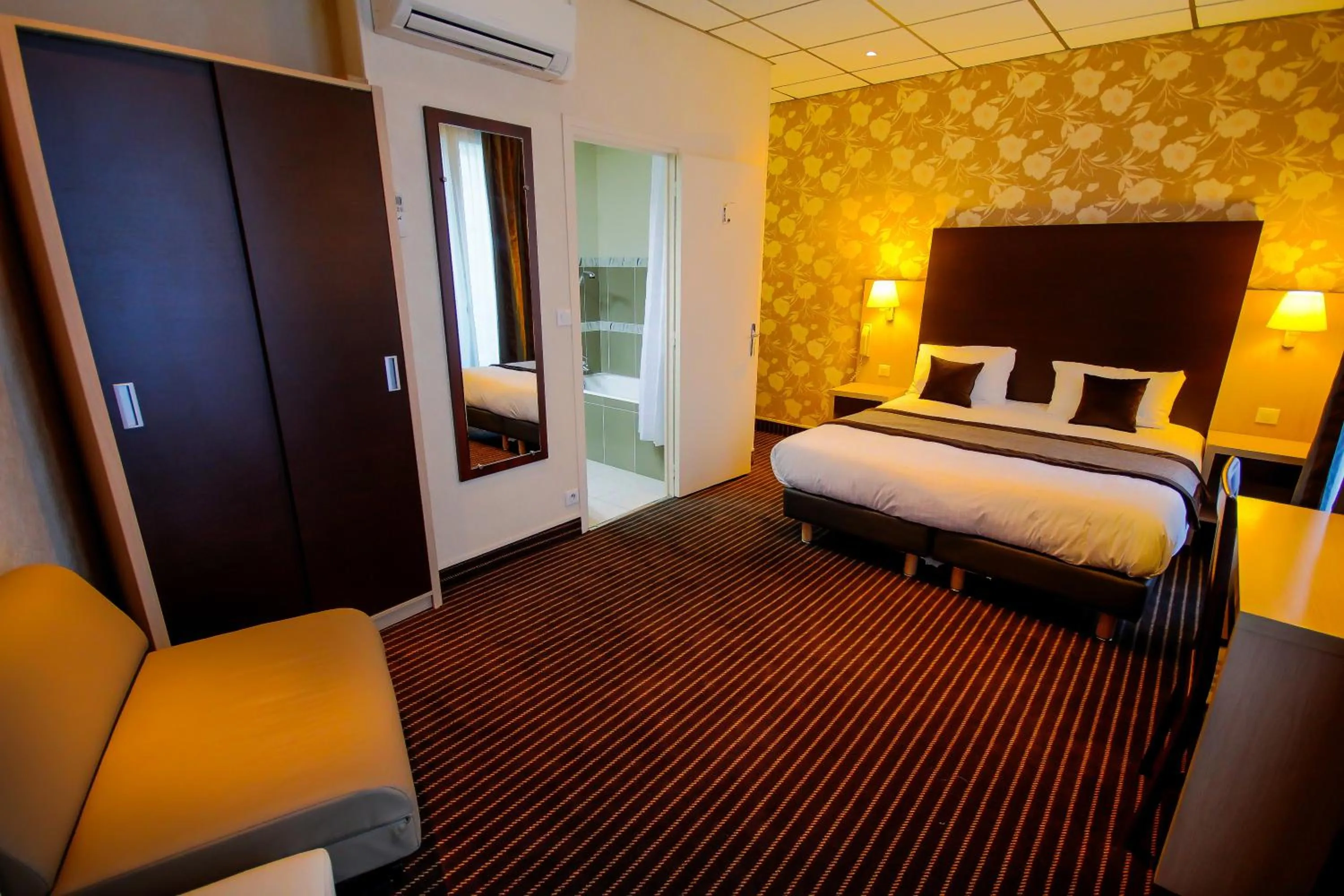 Bed in Hôtel Des Trois Gares