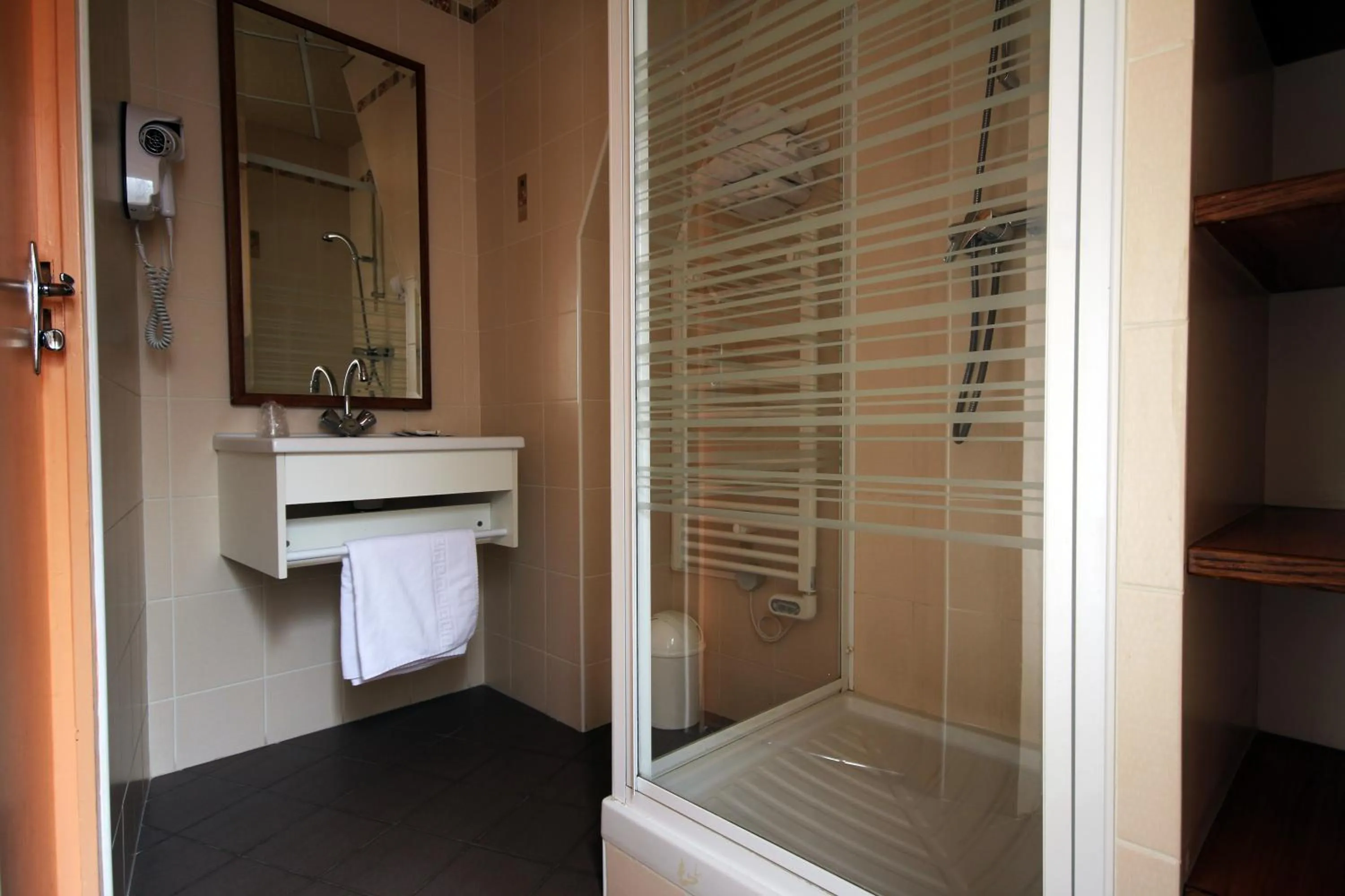 Bathroom in Hôtel Des Trois Gares