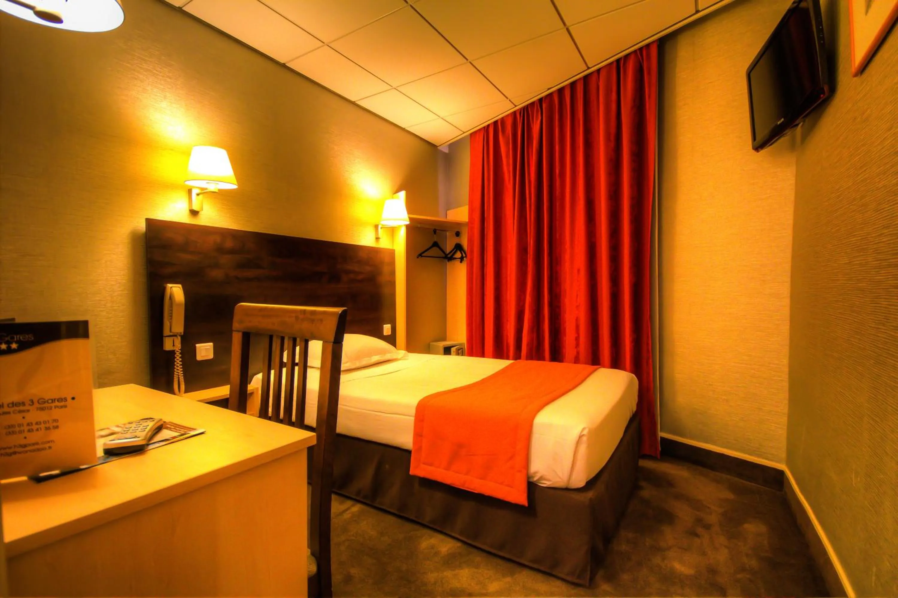 Bed in Hôtel Des Trois Gares