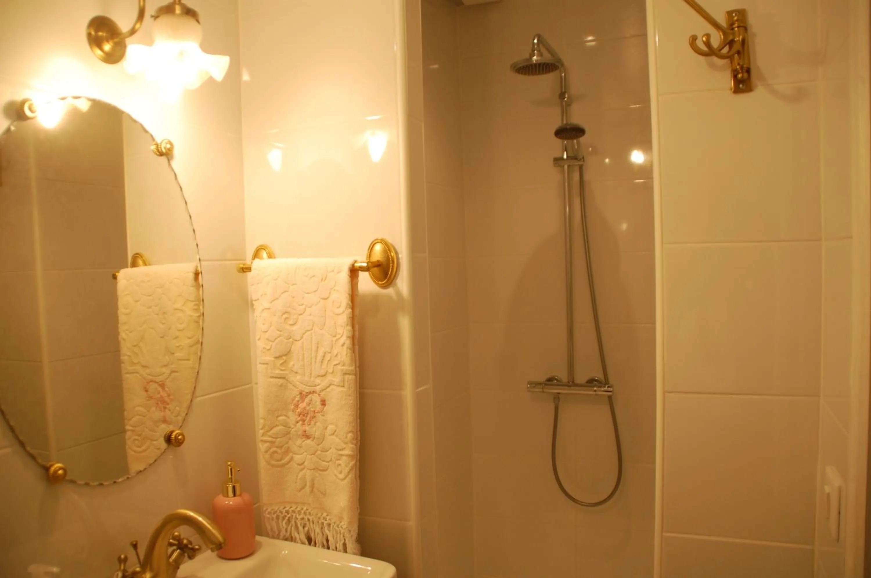 Bathroom in La Croix Blanche