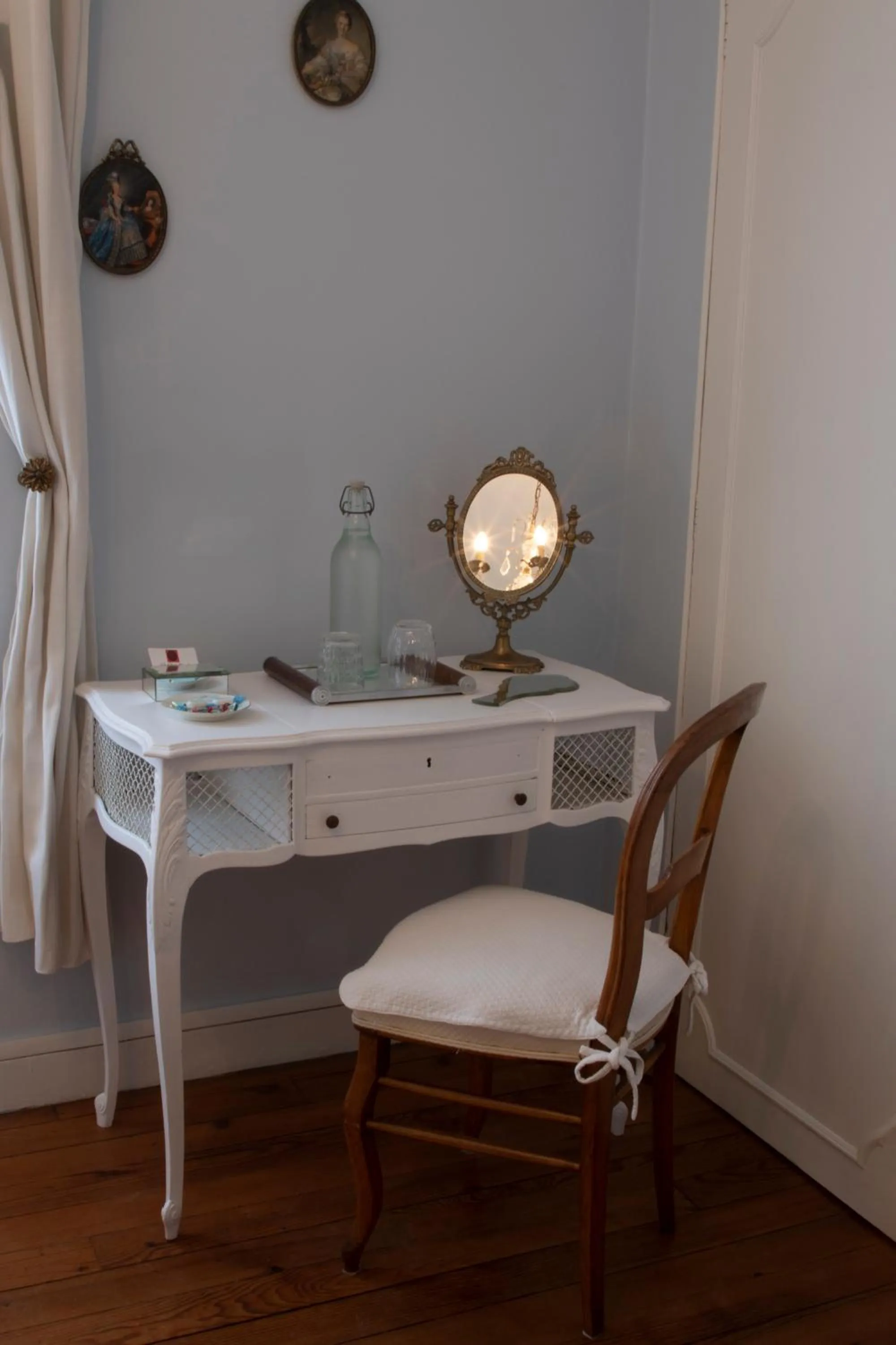 Seating area in La Croix Blanche