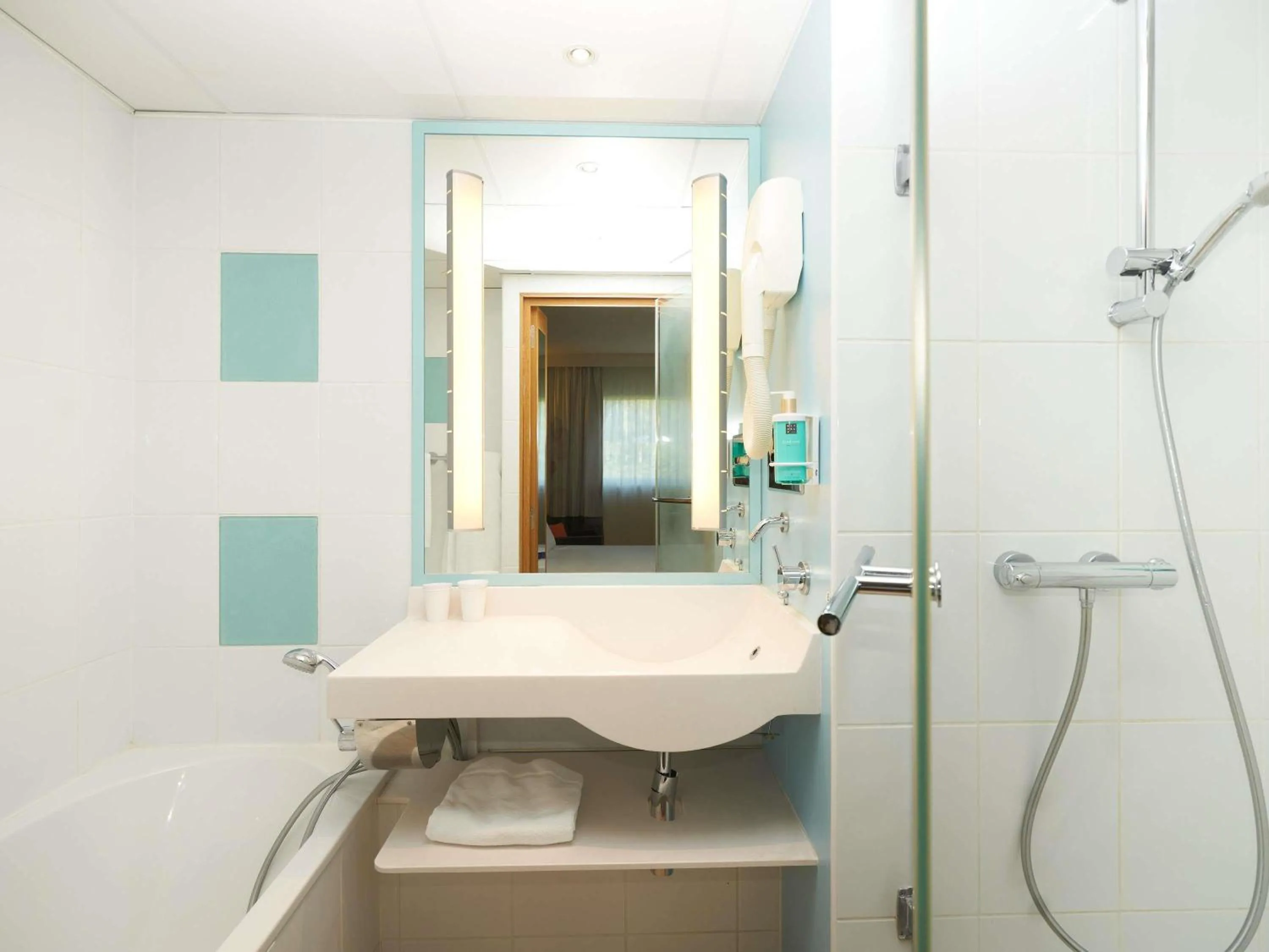 Bedroom in Novotel Reims Tinqueux