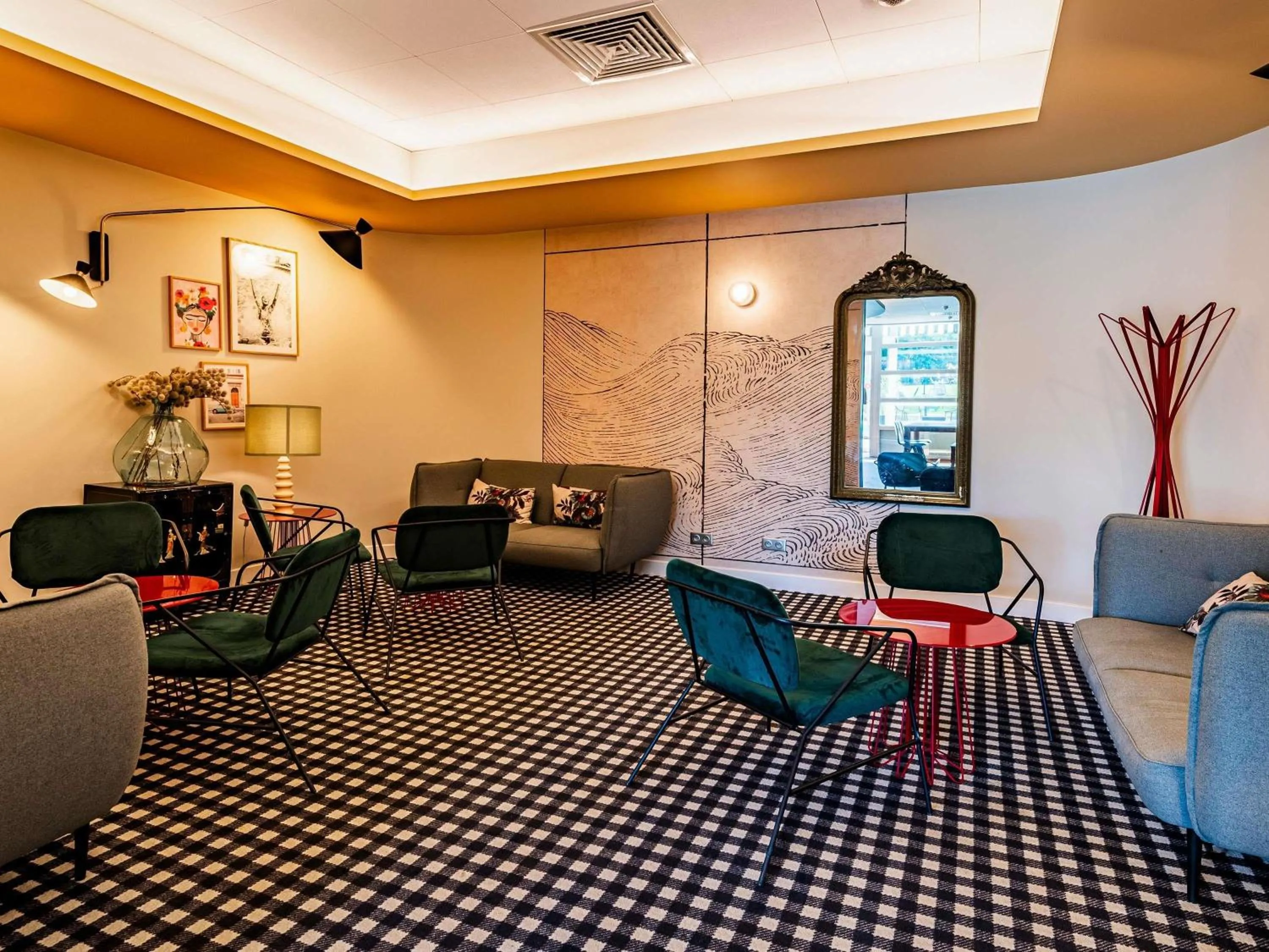 Lounge or bar in Novotel Reims Tinqueux