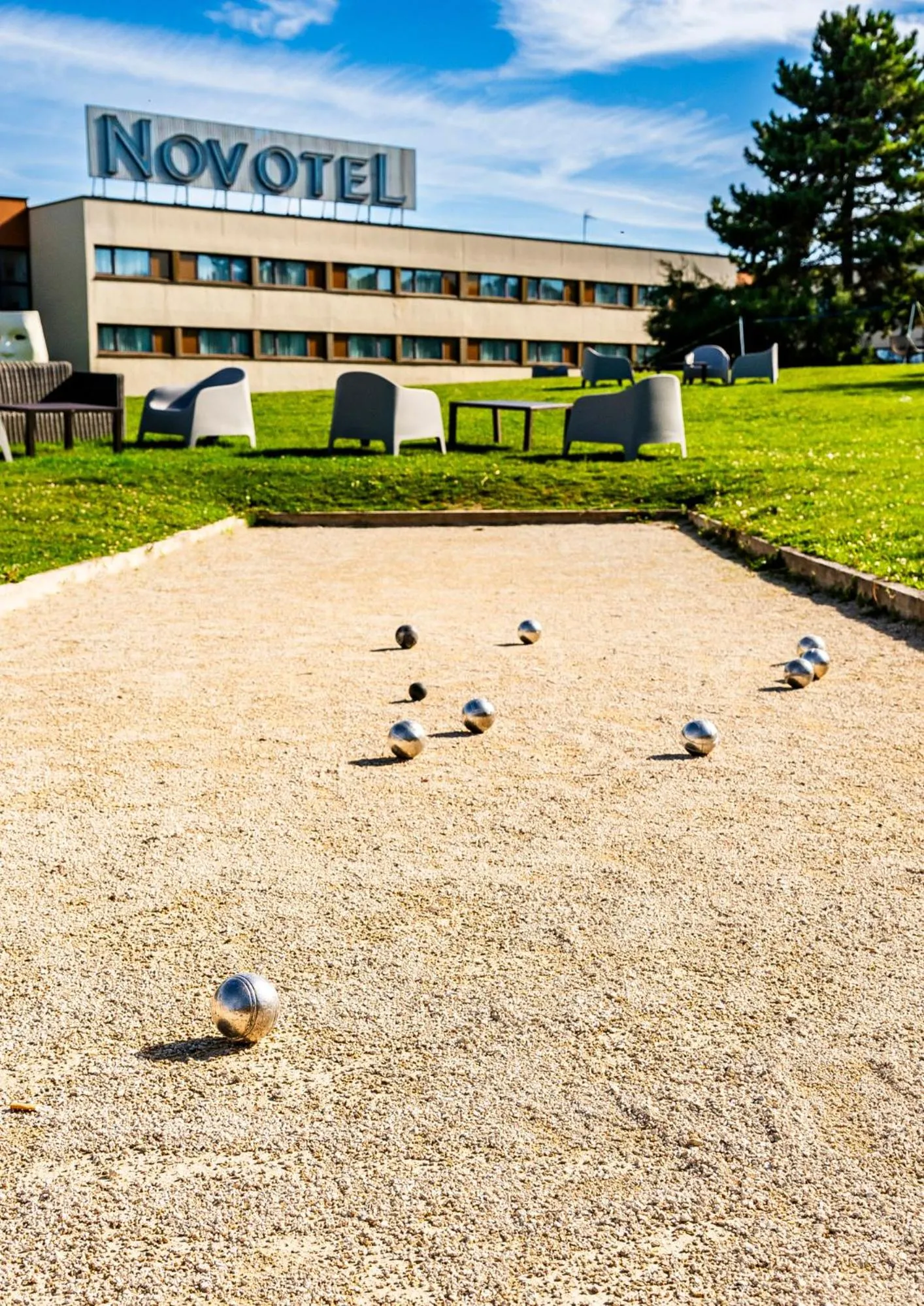 Swimming pool in Novotel Reims Tinqueux