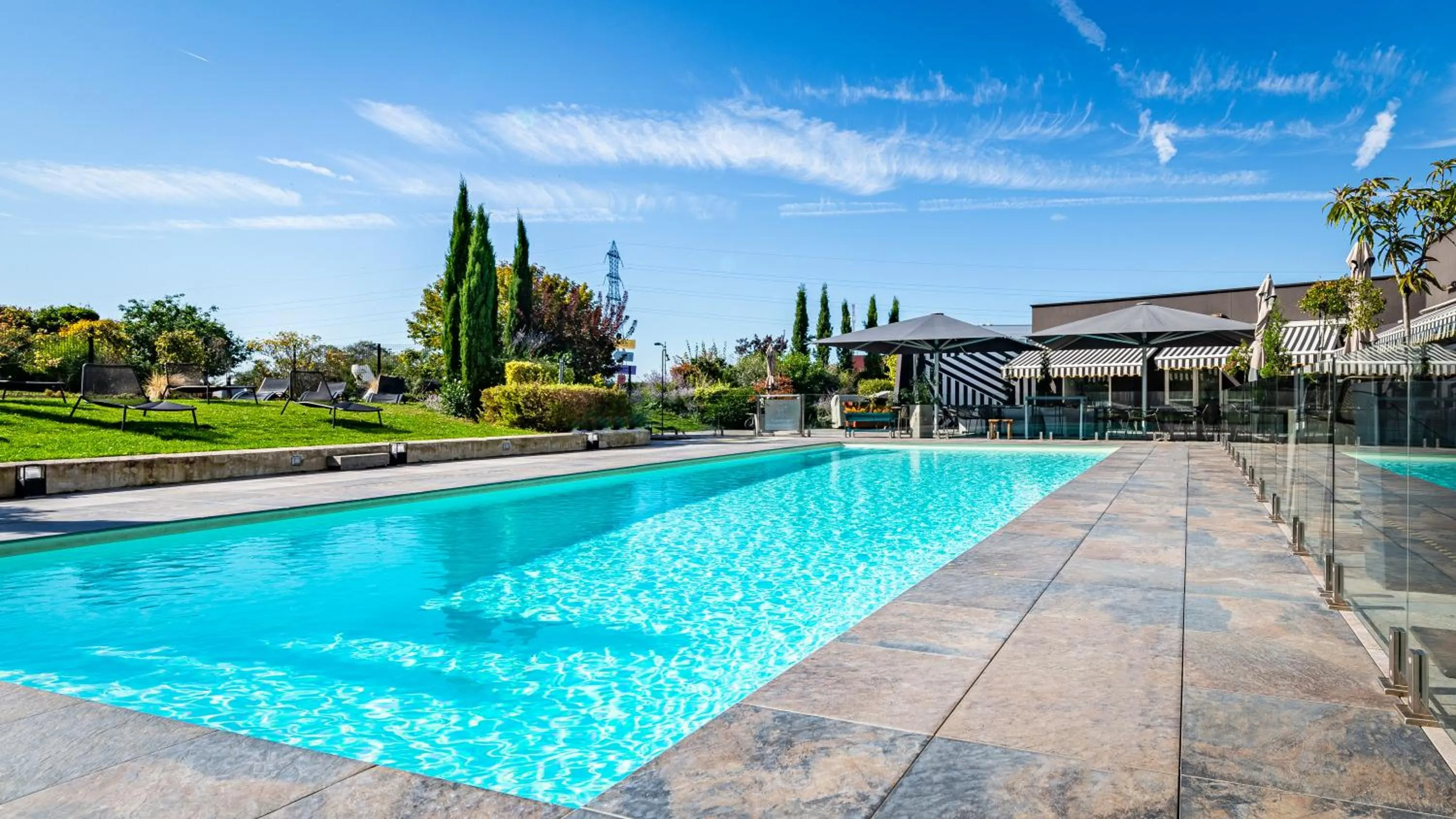 Swimming pool in Novotel Reims Tinqueux
