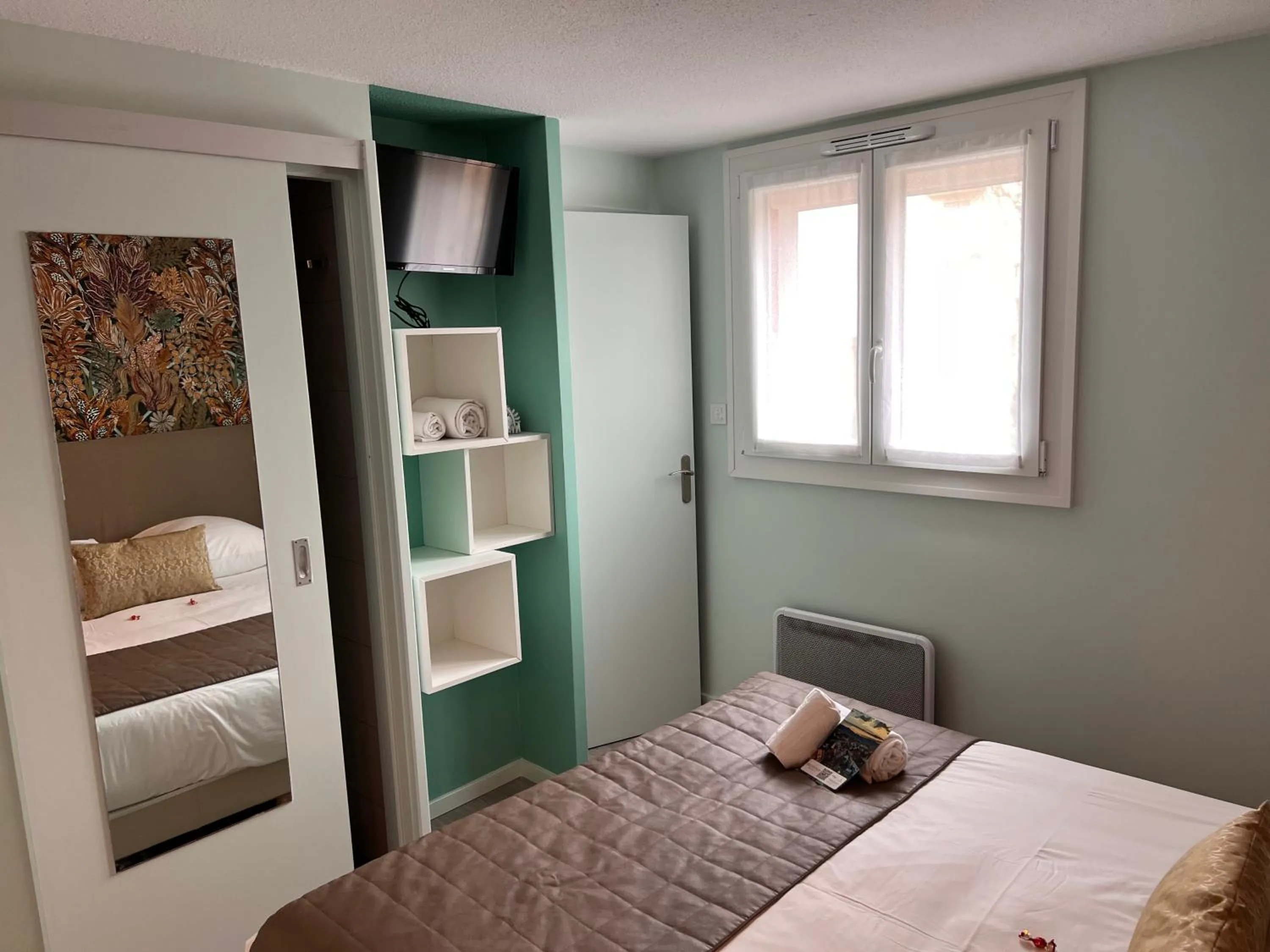 Bed in Hotel Arc-En-Ciel Colmar Contact Hotel