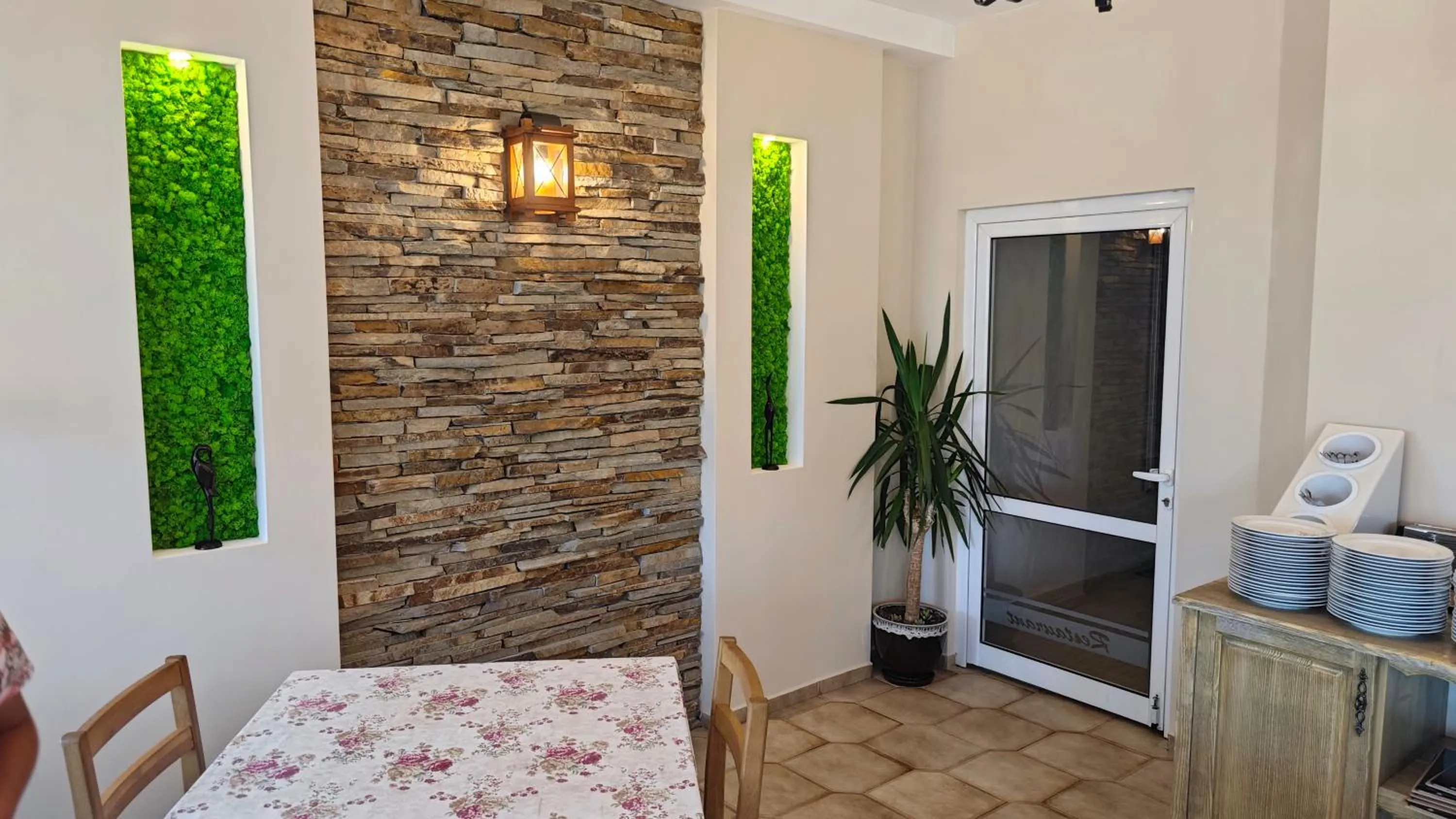 Restaurant/places to eat in Family Hotel Milev