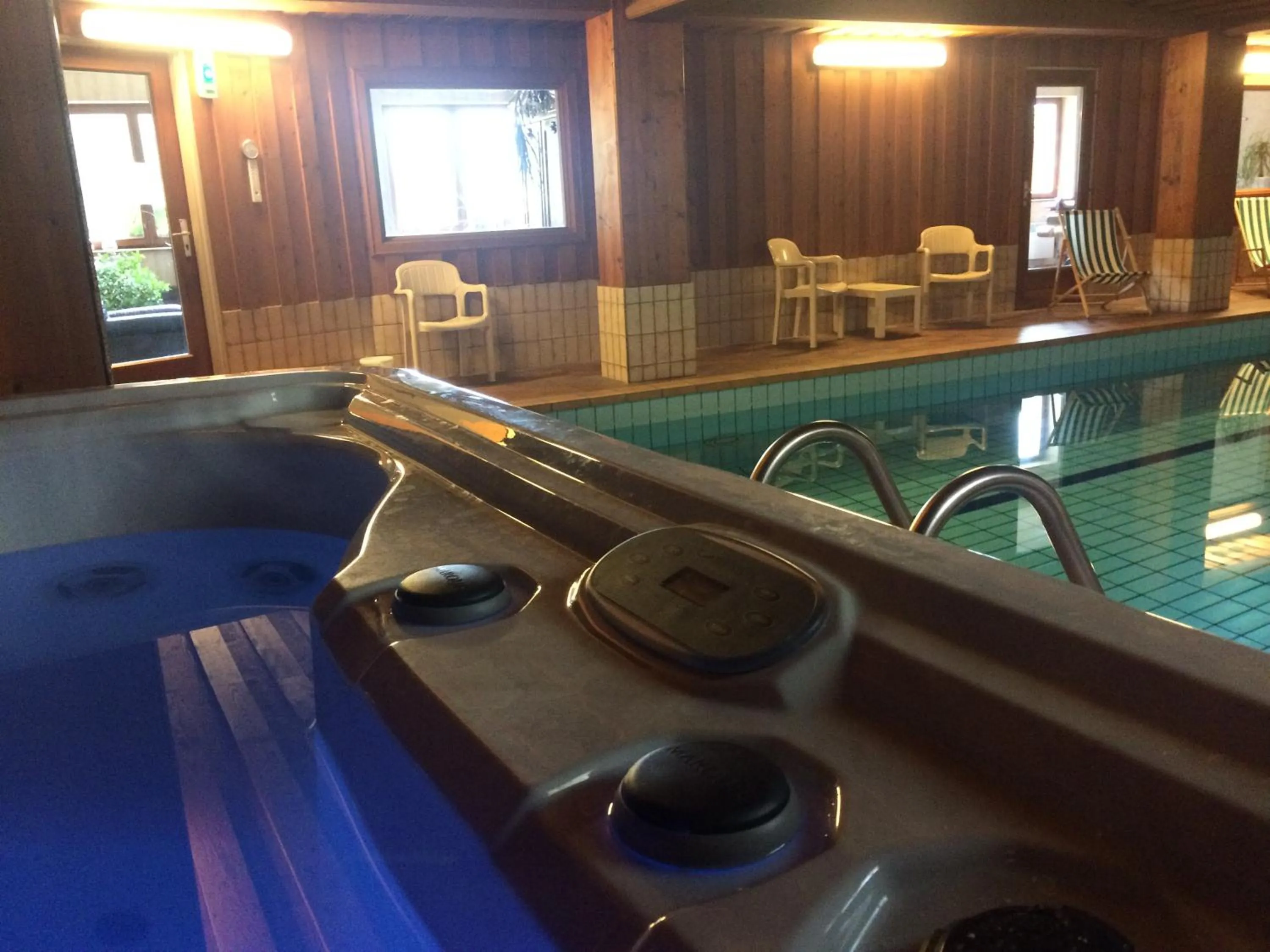 Hot Tub in Hotel-Spa & Restaurant Logis Domaine Langmatt