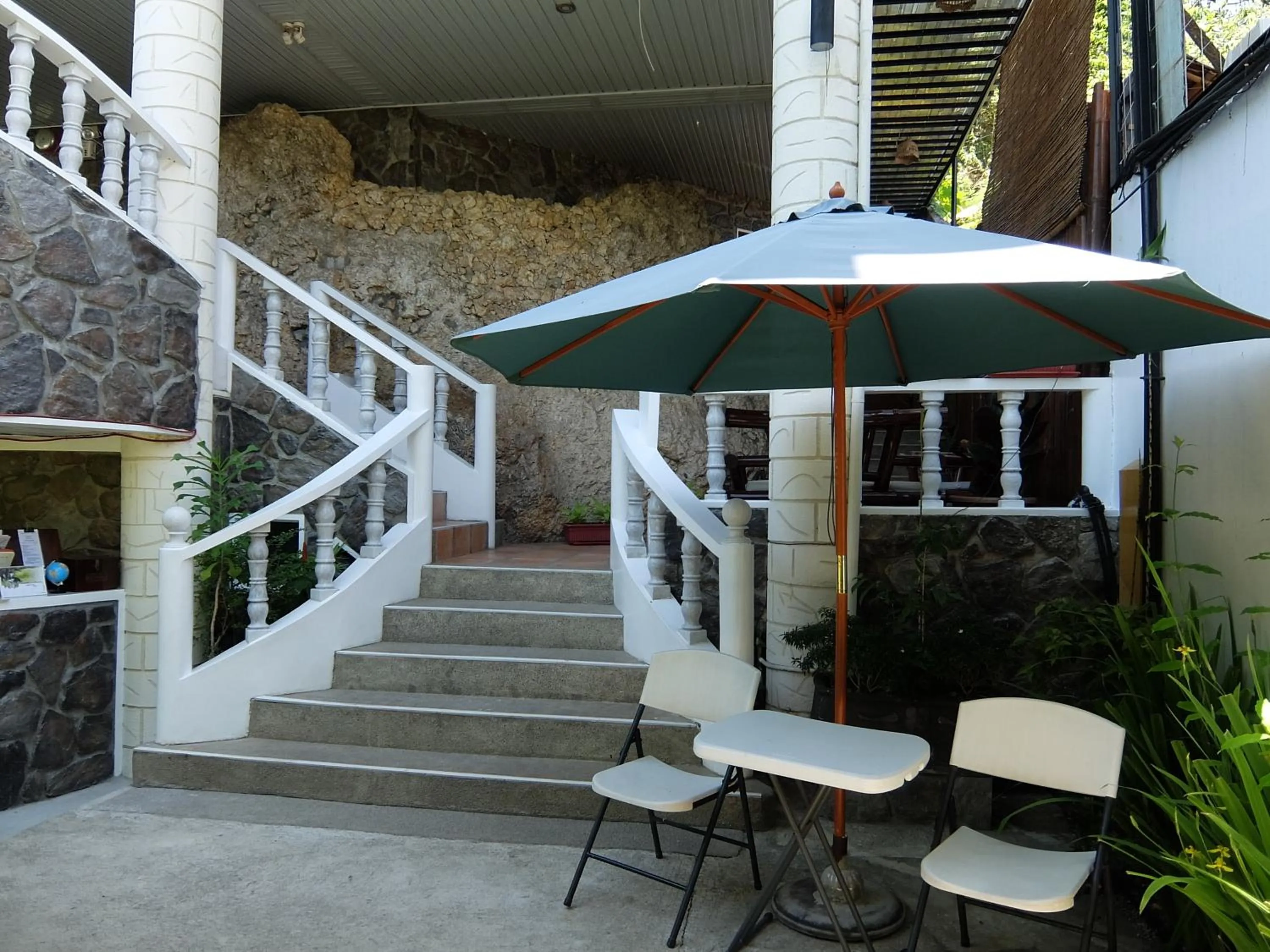 Facade/entrance in Greenyard Inn