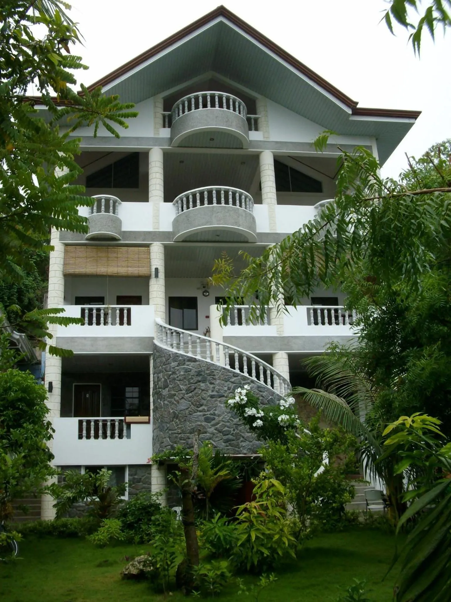 Facade/entrance in Greenyard Inn