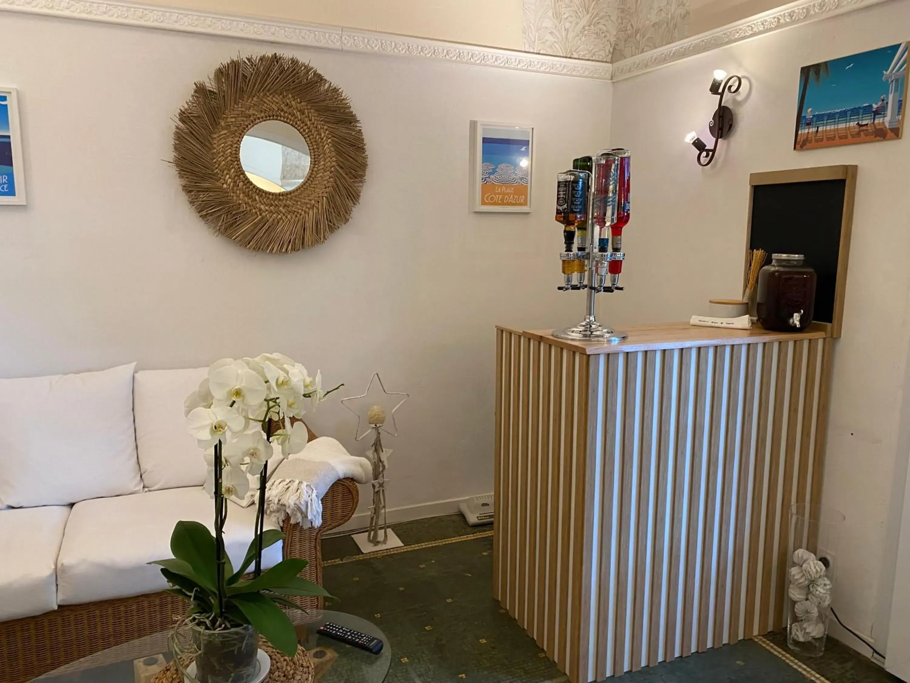 Lounge or bar in Logis Hôtel Villa Victorine Lounge or bar in Logis Hôtel Villa Victorine