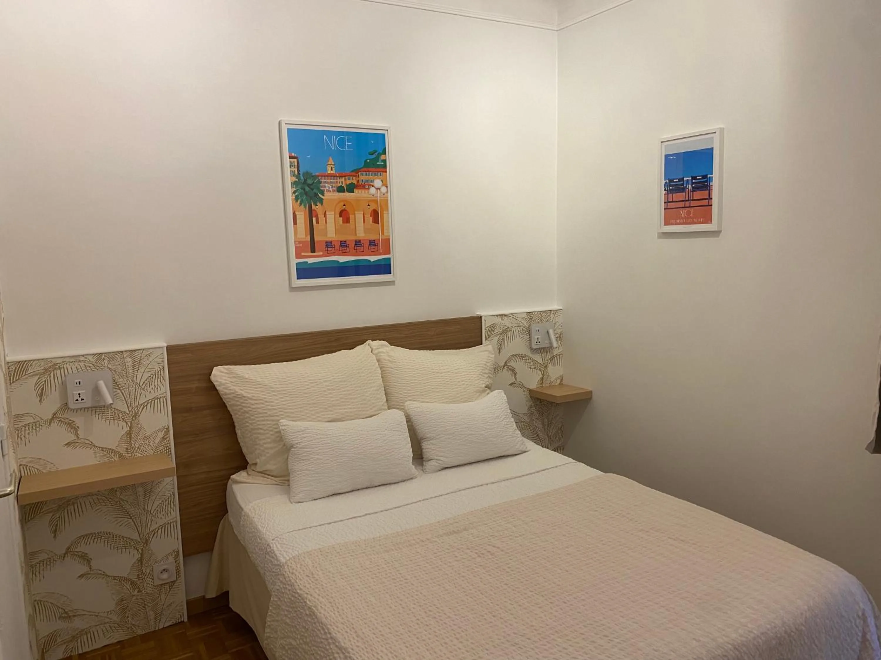 Bed in Logis Hôtel Villa Victorine