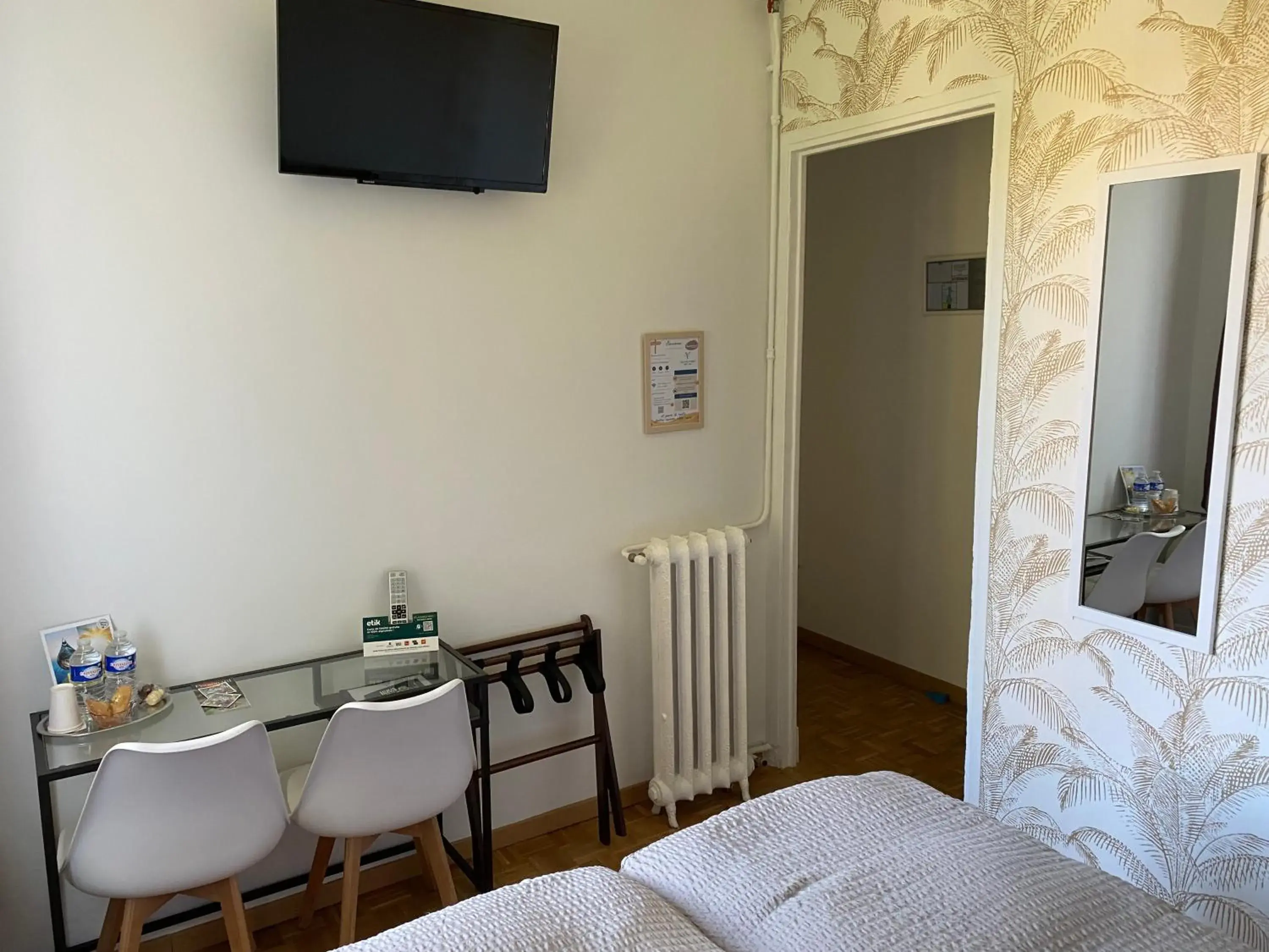 Bedroom, Bed in Logis Hôtel Villa Victorine Bedroom, Bed in Logis Hôtel Villa Victorine