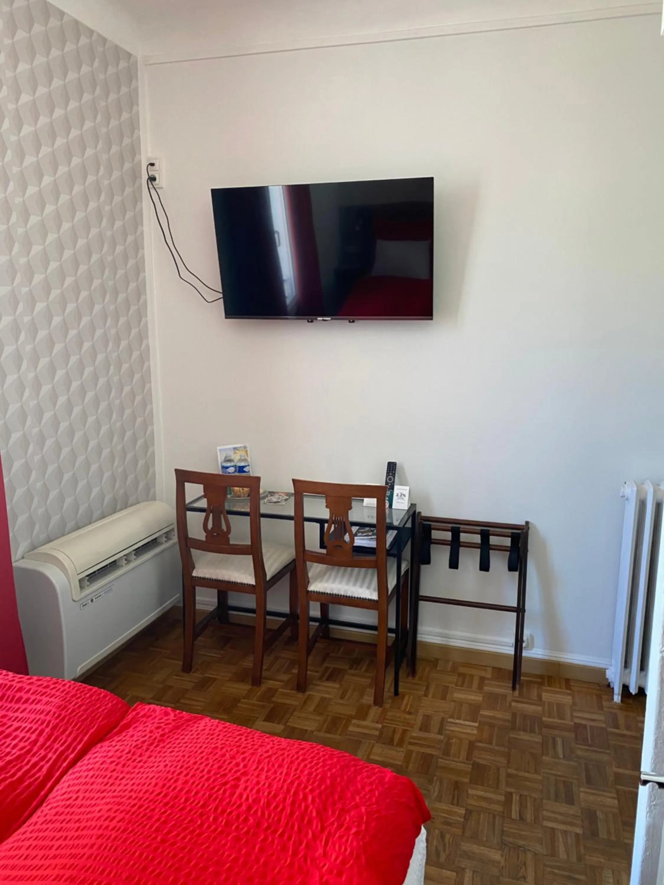 TV and multimedia in Logis Hôtel Villa Victorine