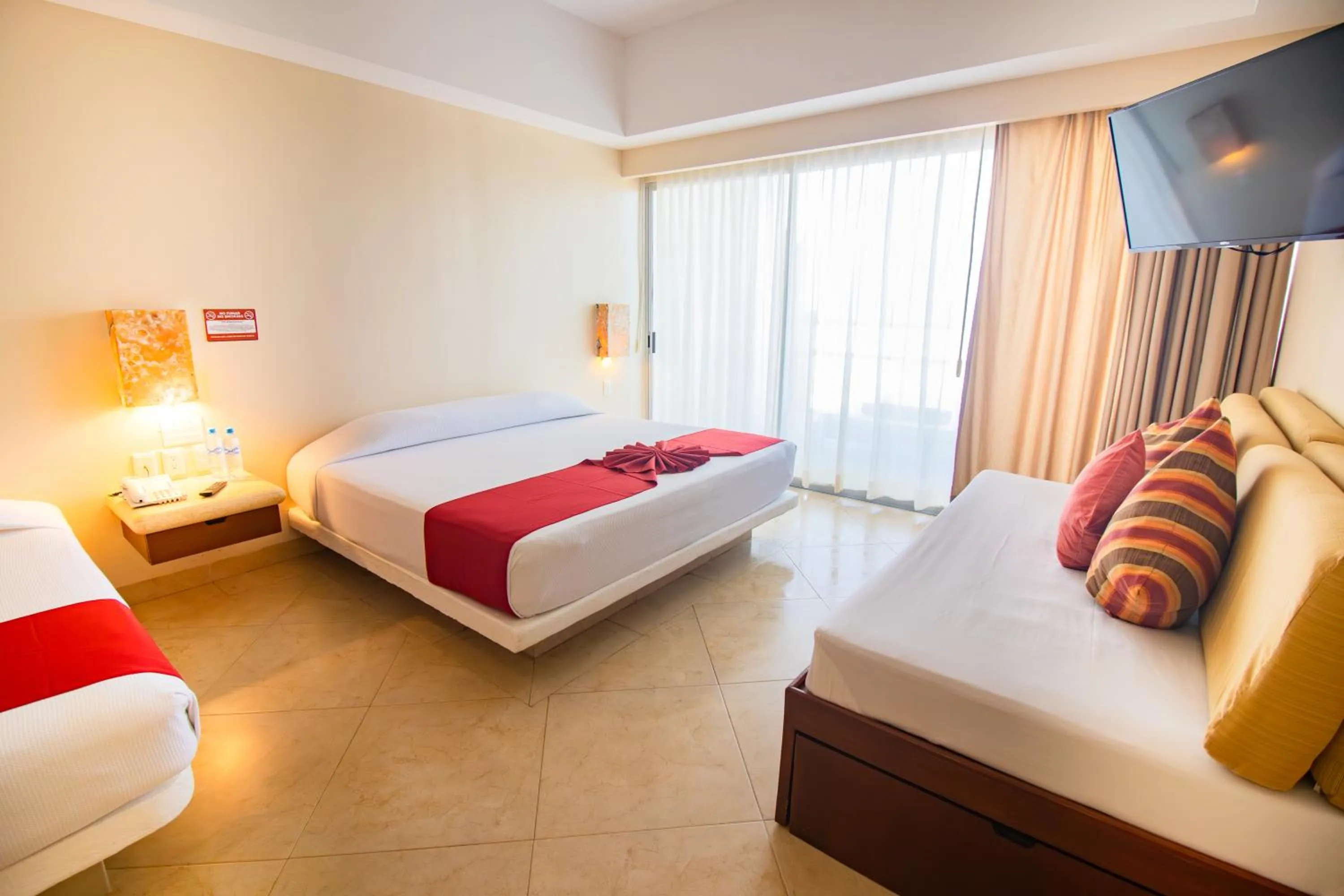 Pool view, Bed in Mishol Bodas Hotel & Beach Club Acapulco Diamante