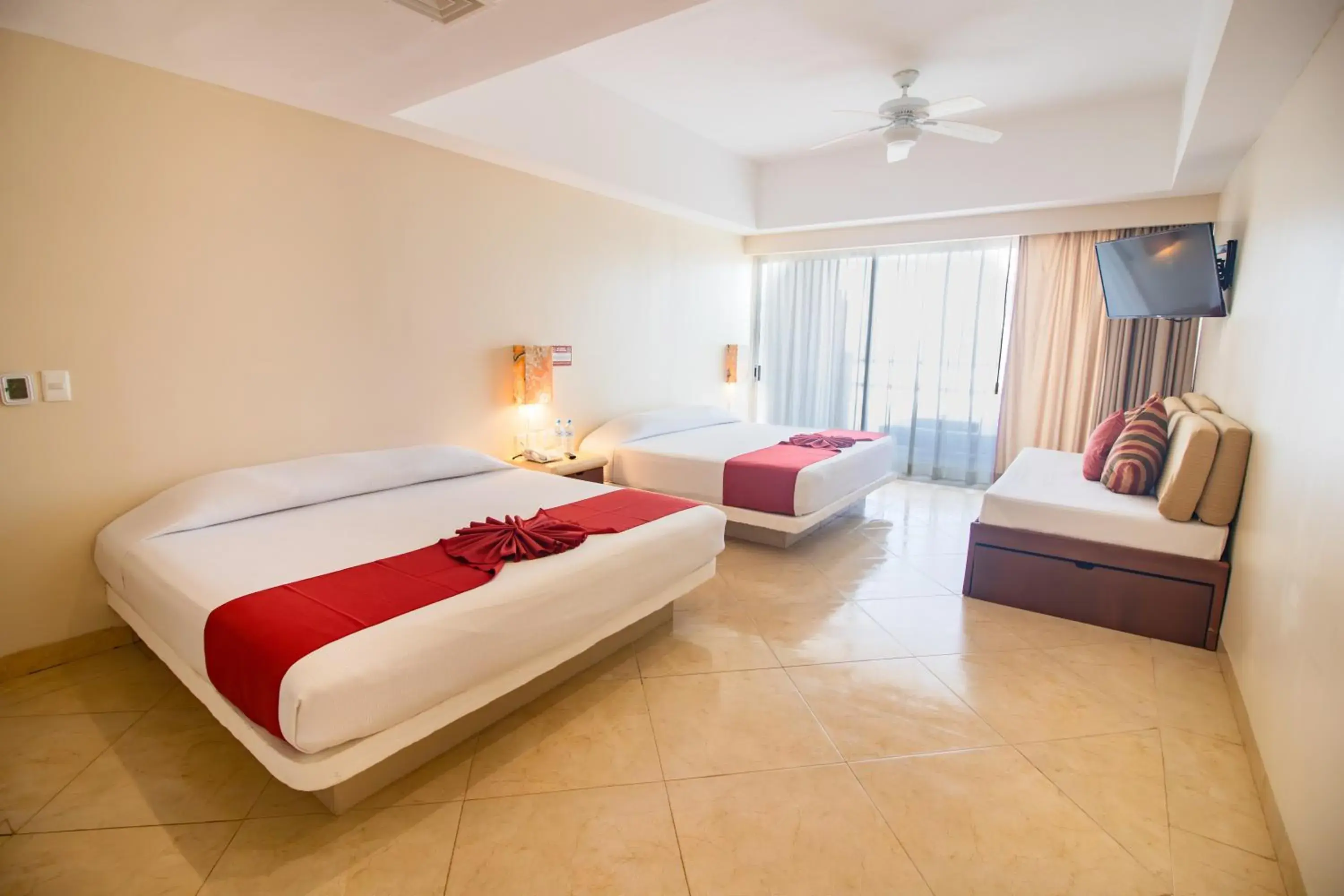 Pool view, Bed in Mishol Bodas Hotel & Beach Club Acapulco Diamante Pool view, Bed in Mishol Bodas Hotel & Beach Club Acapulco Diamante