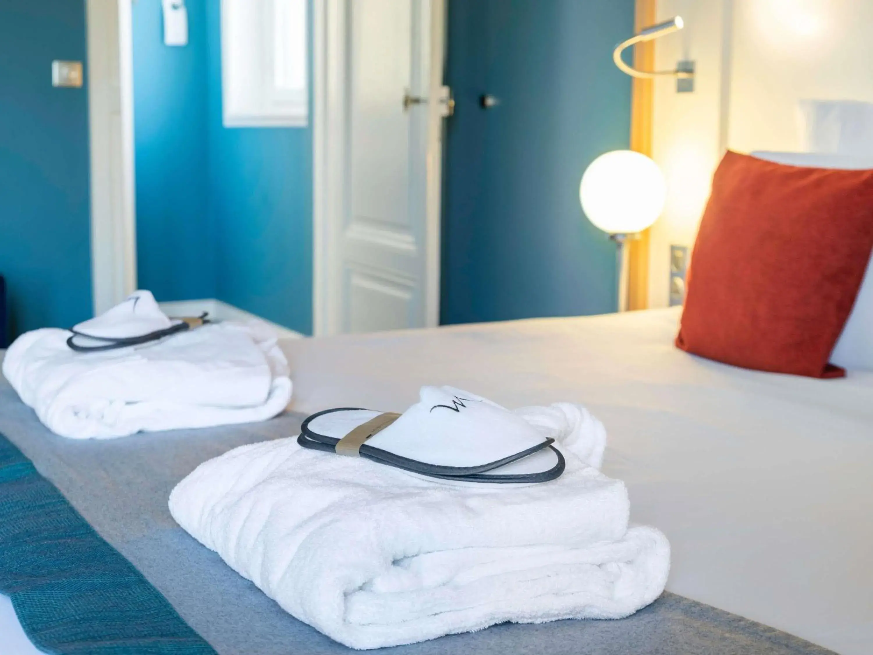 Bedroom, Bed in Mercure Lyon Centre Château Perrache Bedroom, Bed in Mercure Lyon Centre Château Perrache