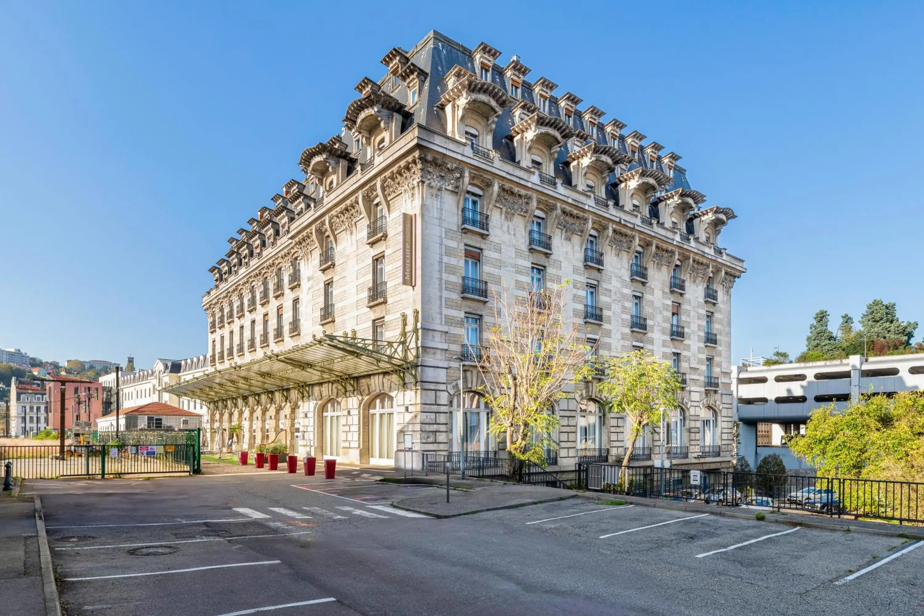 Property building in Mercure Lyon Centre Château Perrache Property building in Mercure Lyon Centre Château Perrache