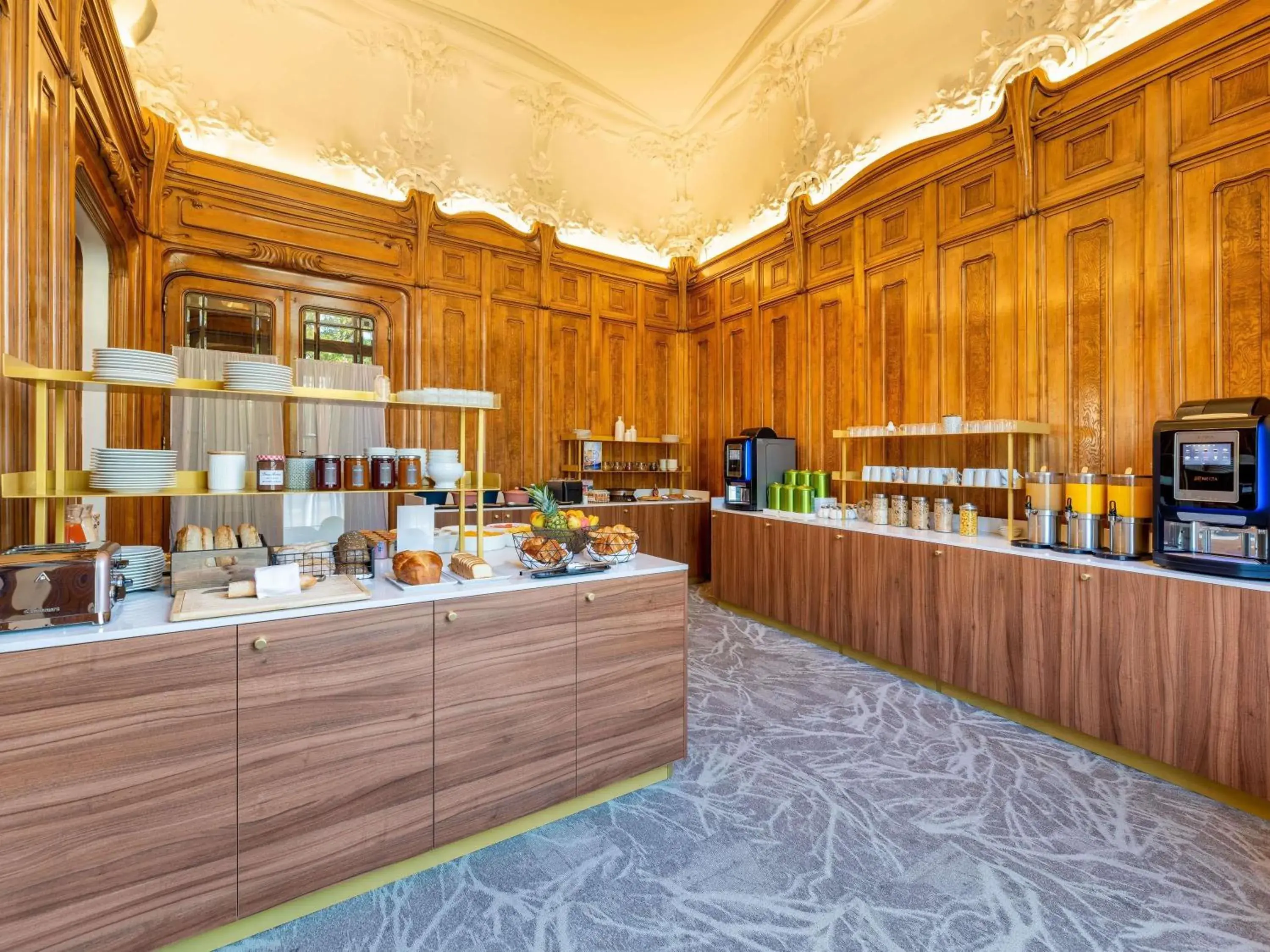 Property building in Mercure Lyon Centre Château Perrache Property building in Mercure Lyon Centre Château Perrache