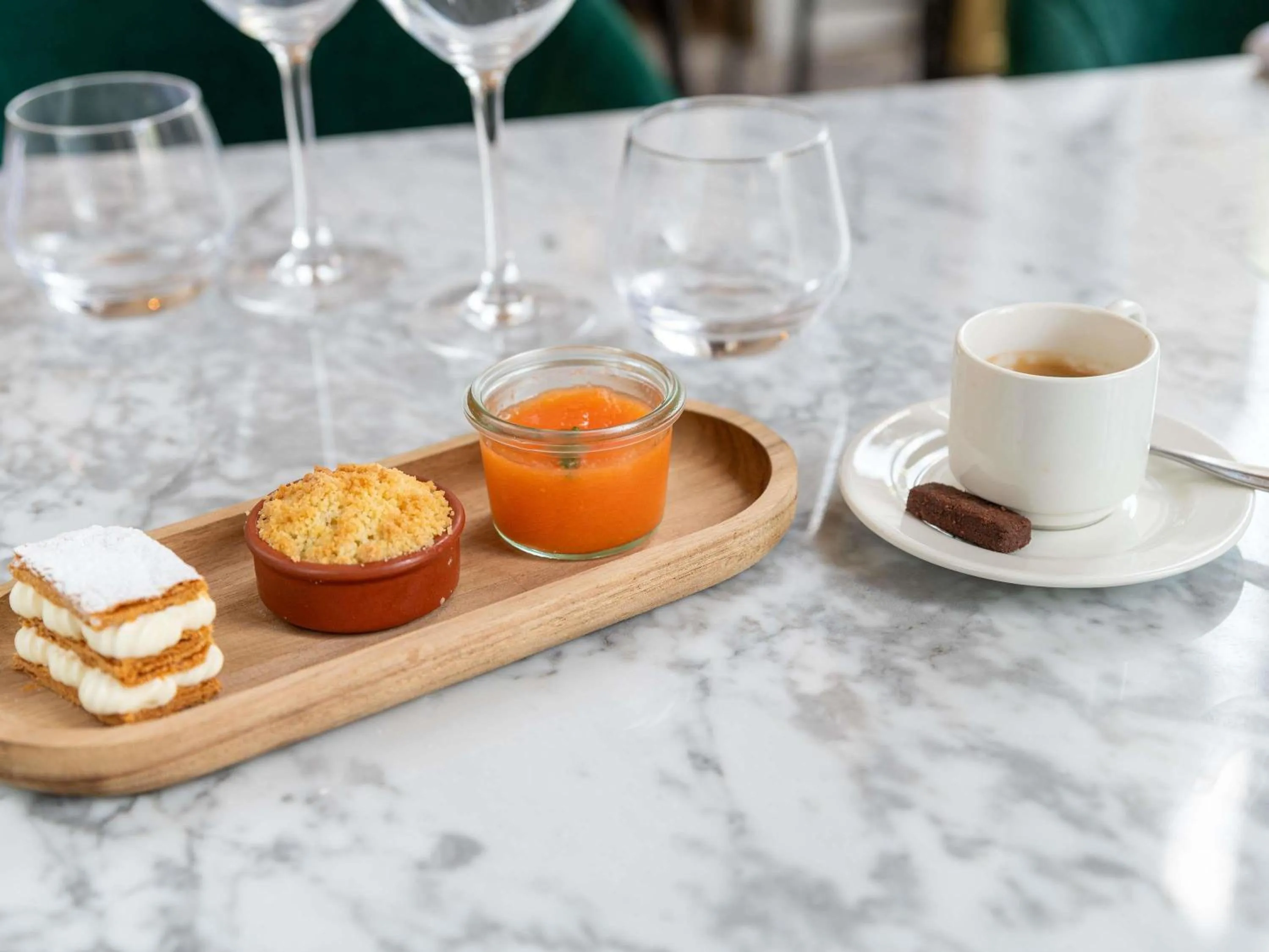 Restaurant/places to eat in Mercure Lyon Centre Château Perrache