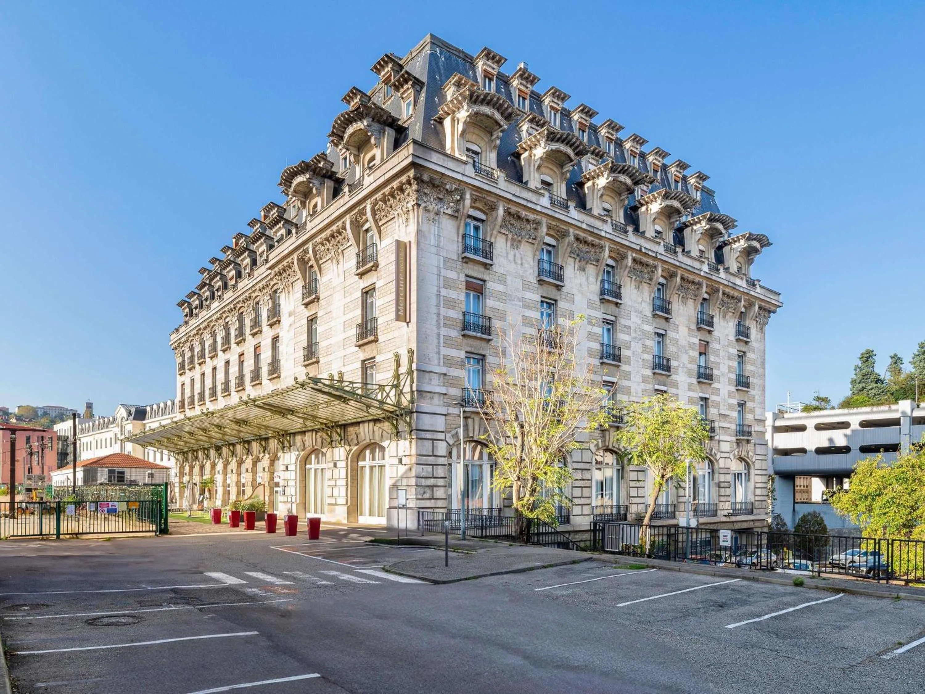Property building in Mercure Lyon Centre Château Perrache