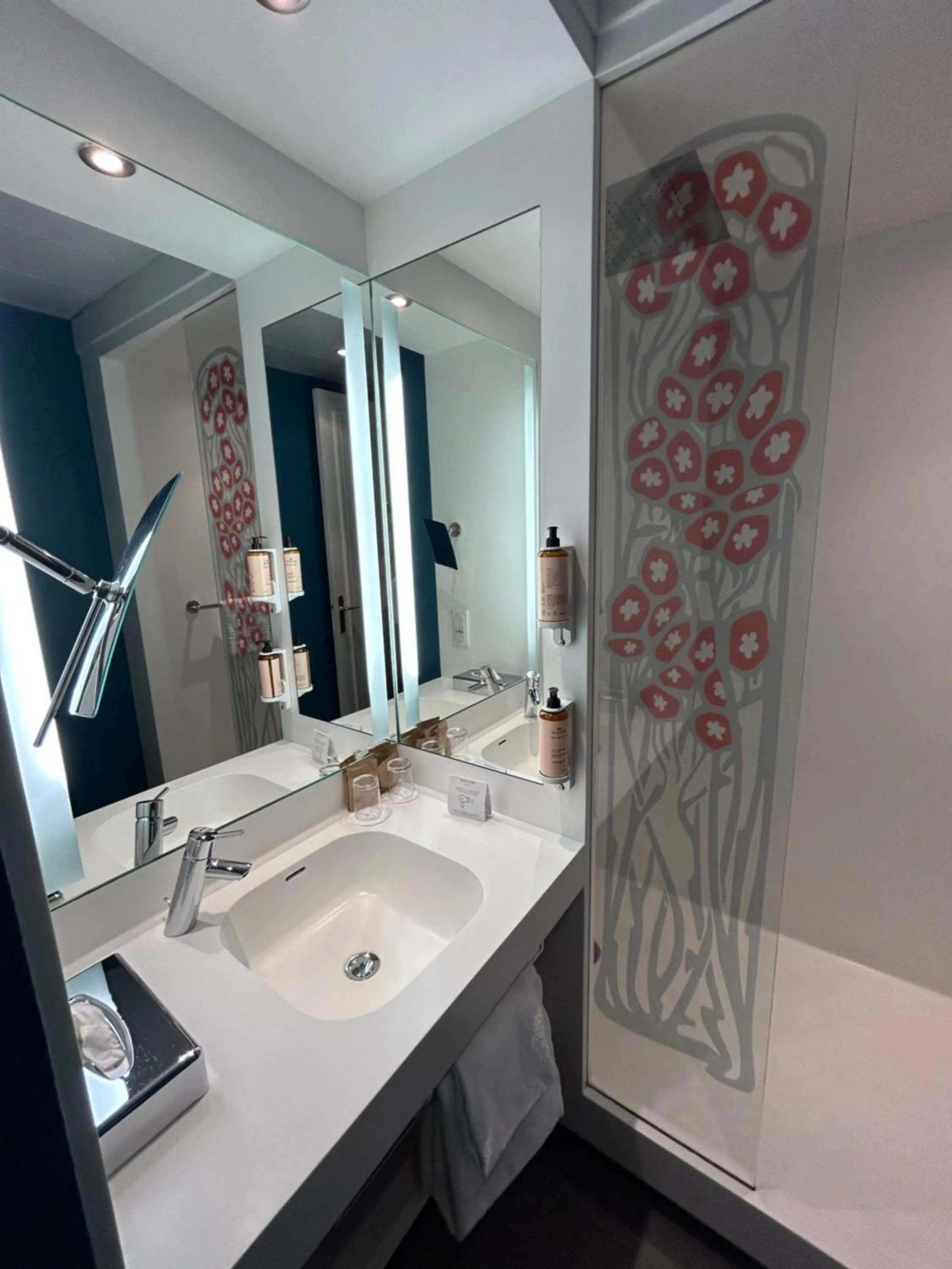 Shower in Mercure Lyon Centre Château Perrache