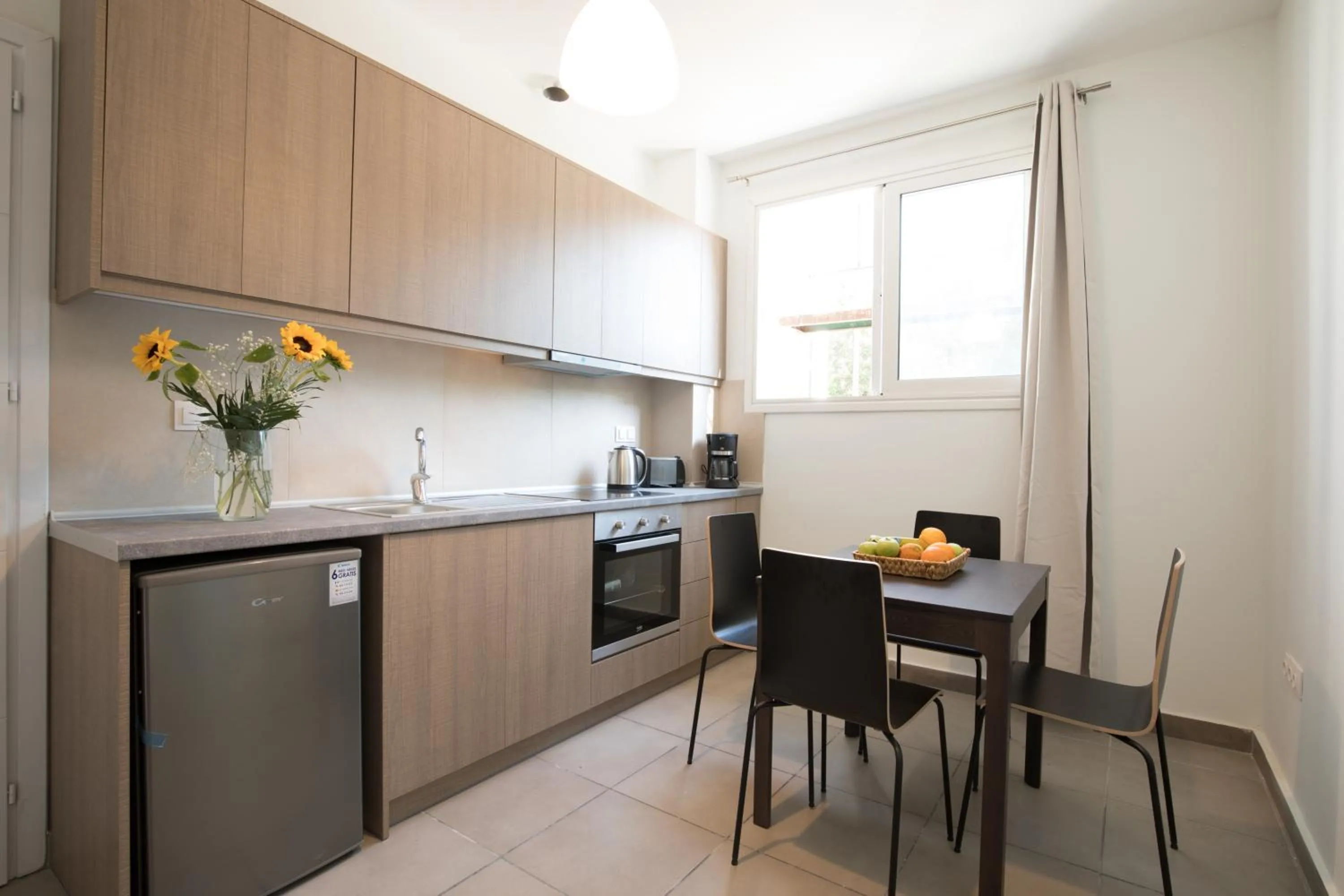 Coffee/tea facilities in Local Hostel & Suites