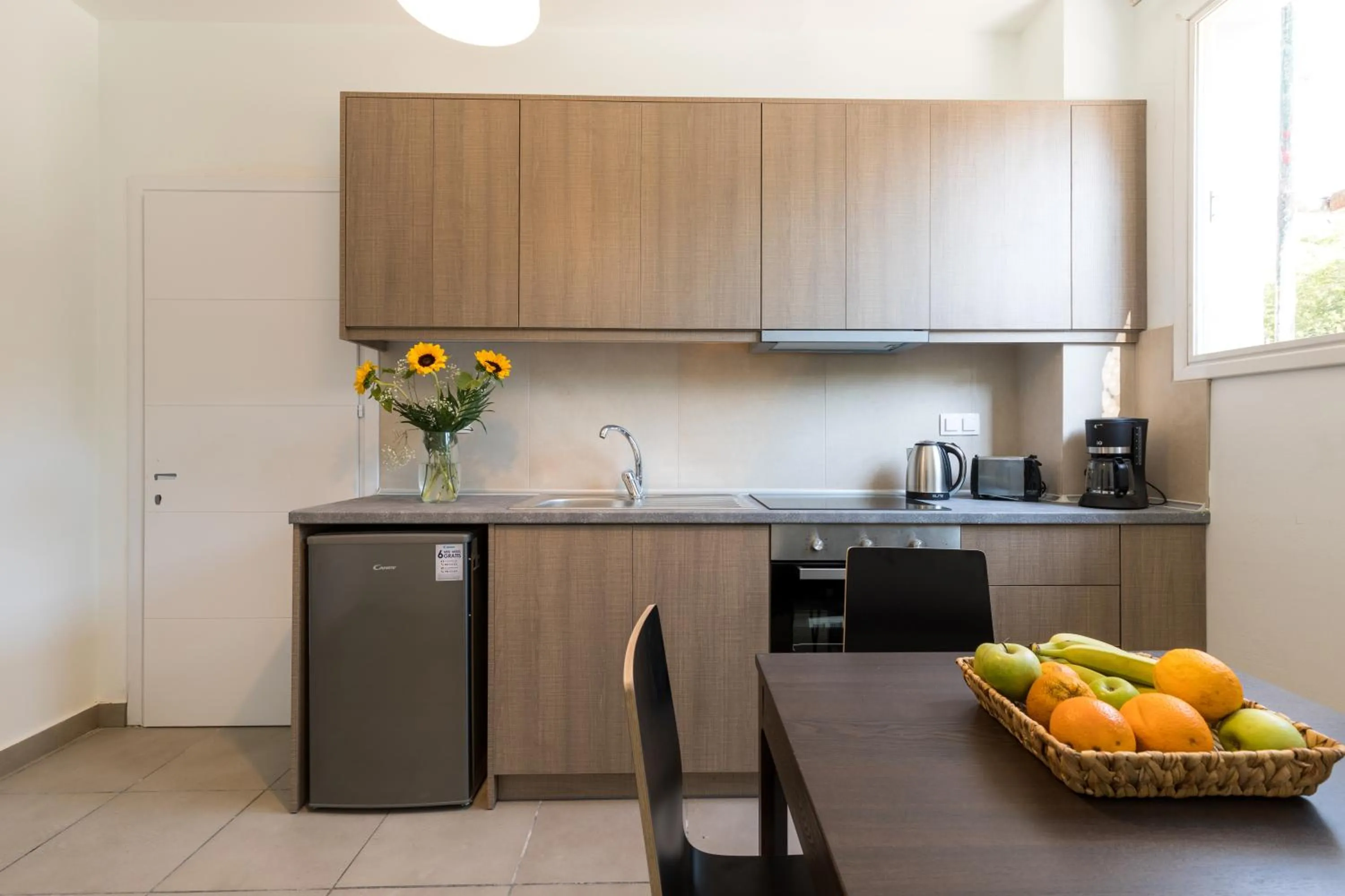 Coffee/tea facilities in Local Hostel & Suites