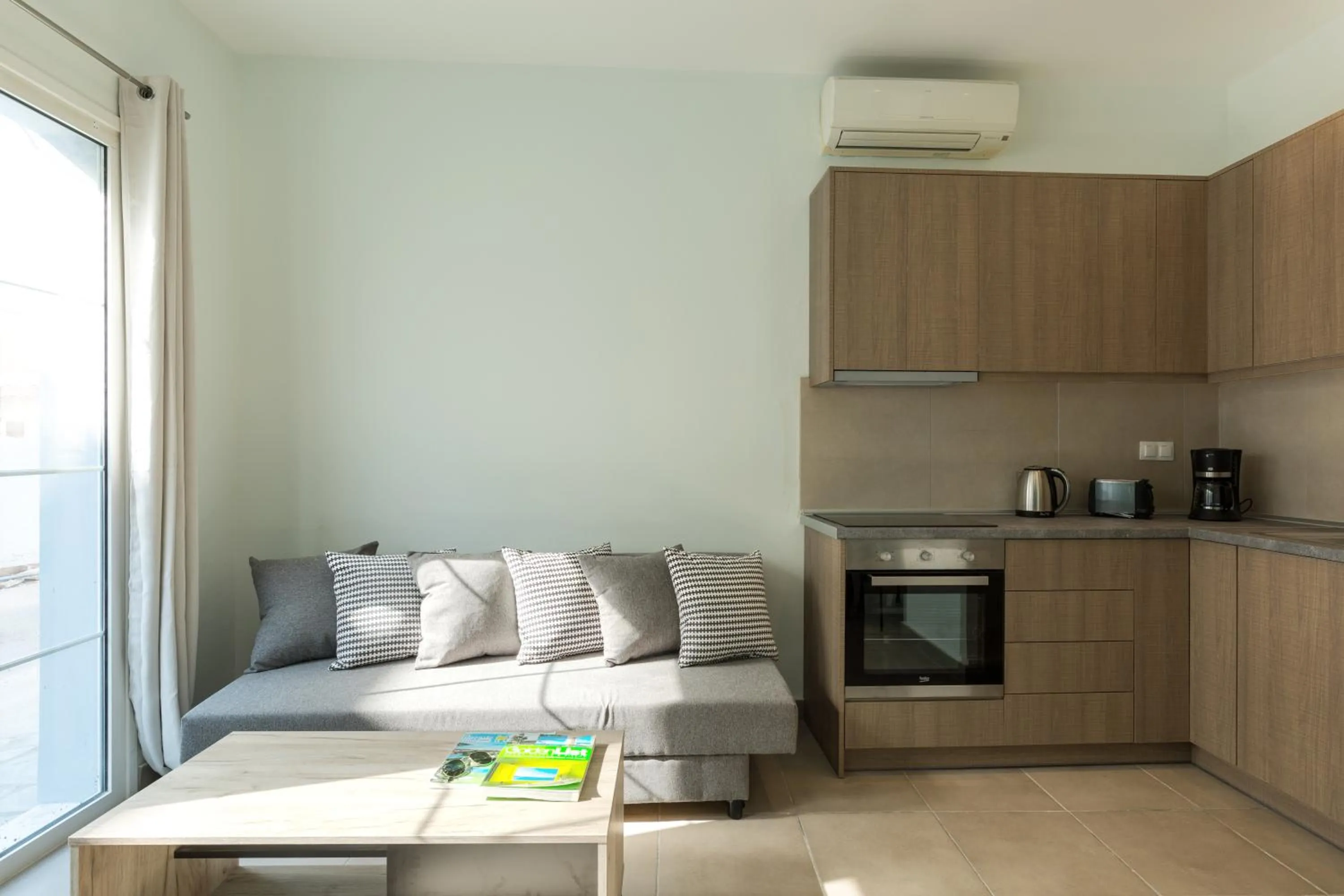 Coffee/tea facilities in Local Hostel & Suites