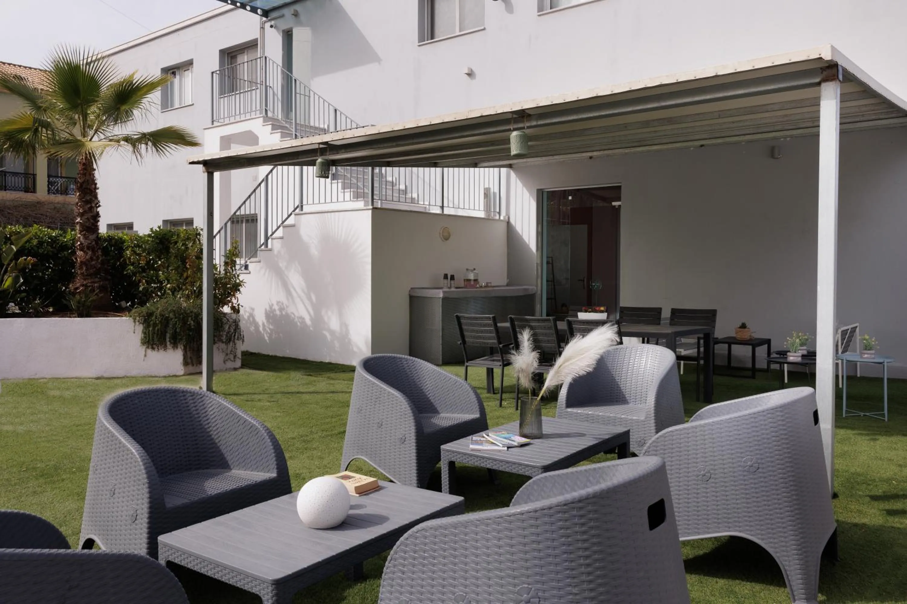 Garden in Local Hostel & Suites