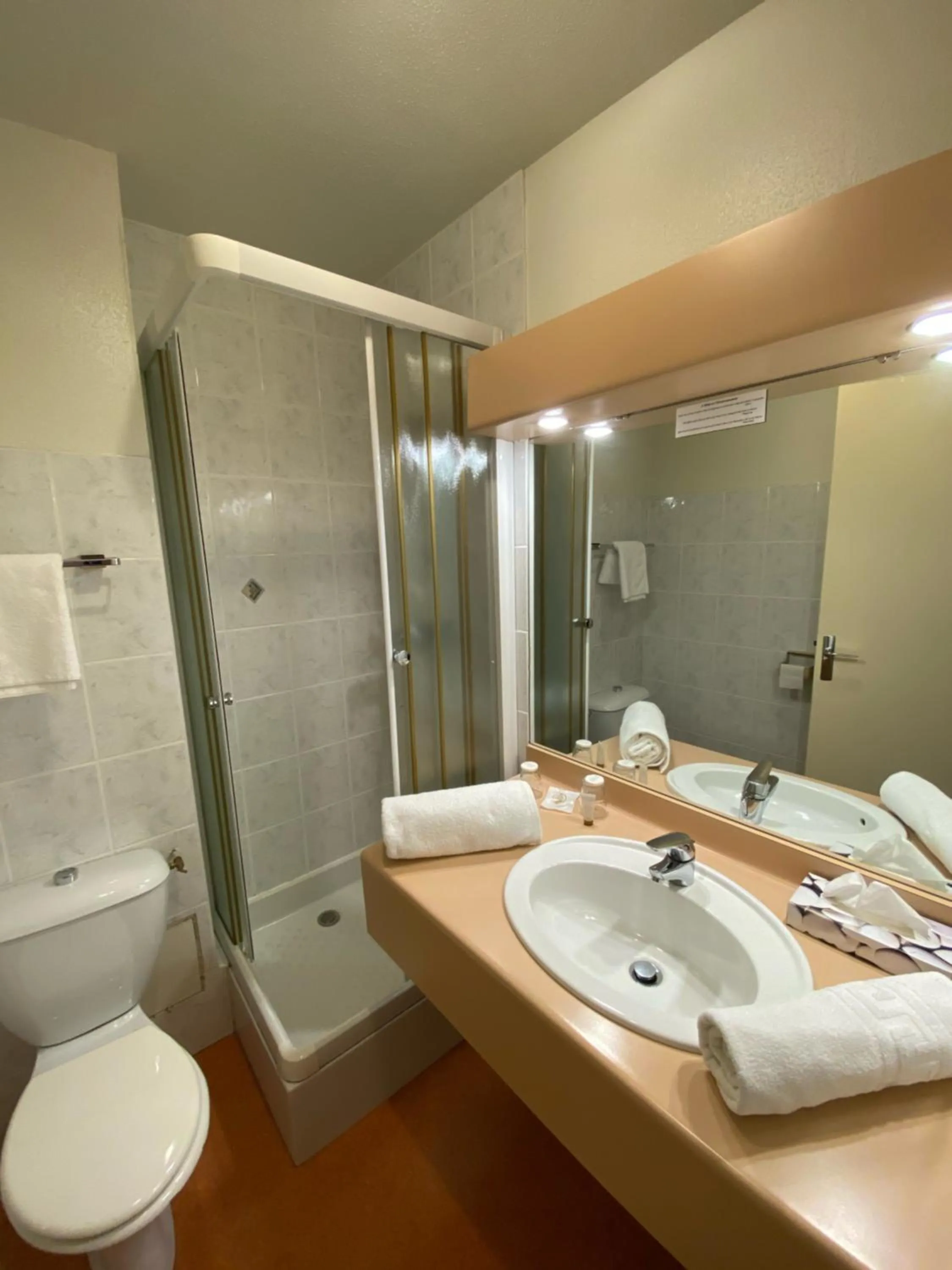 Shower in Hôtel du Parc