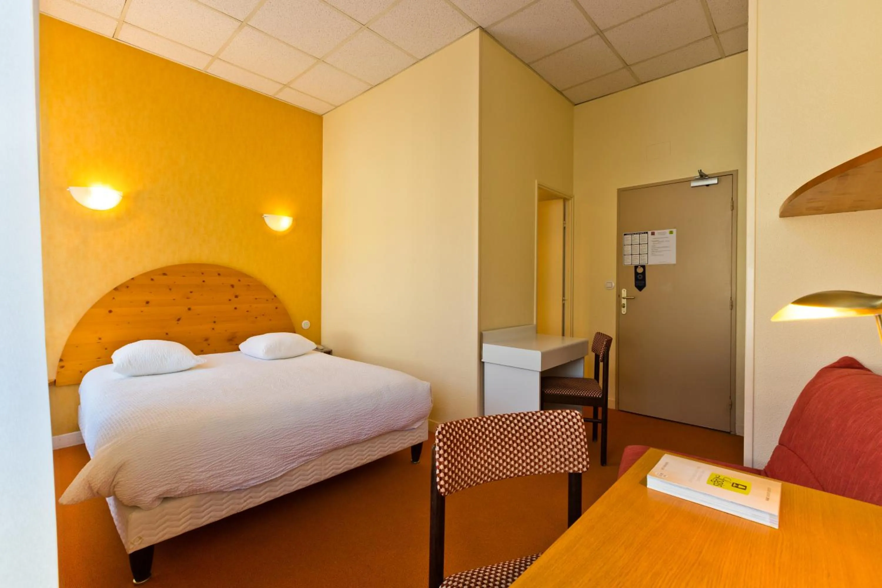 Photo of the whole room, Bed in Hôtel du Parc