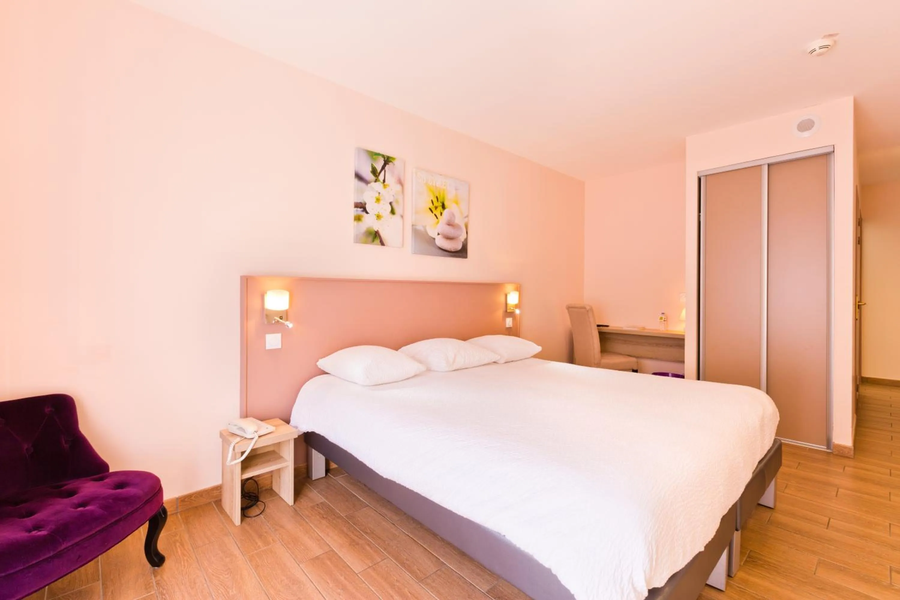 Photo of the whole room, Bed in Hôtel du Parc