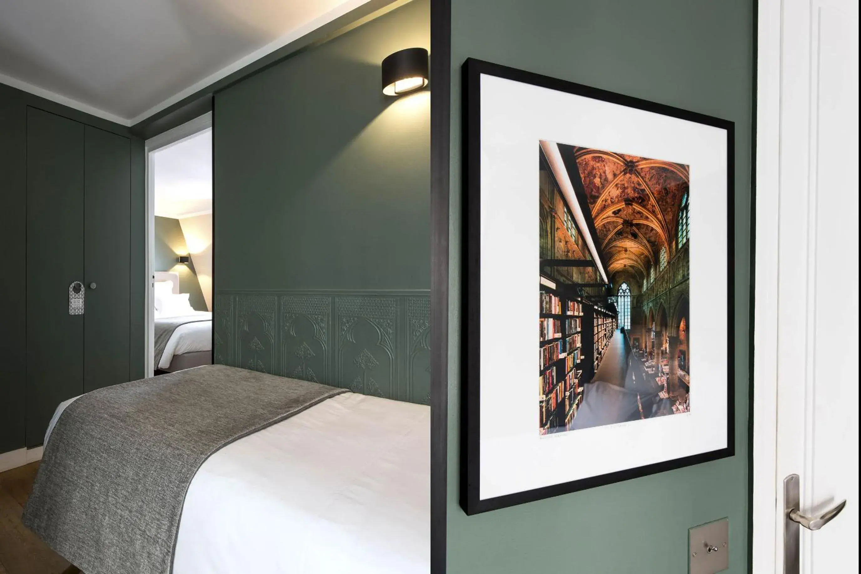 Photo of the whole room, Bed in Hôtel Mathis Elysées Photo of the whole room, Bed in Hôtel Mathis Elysées