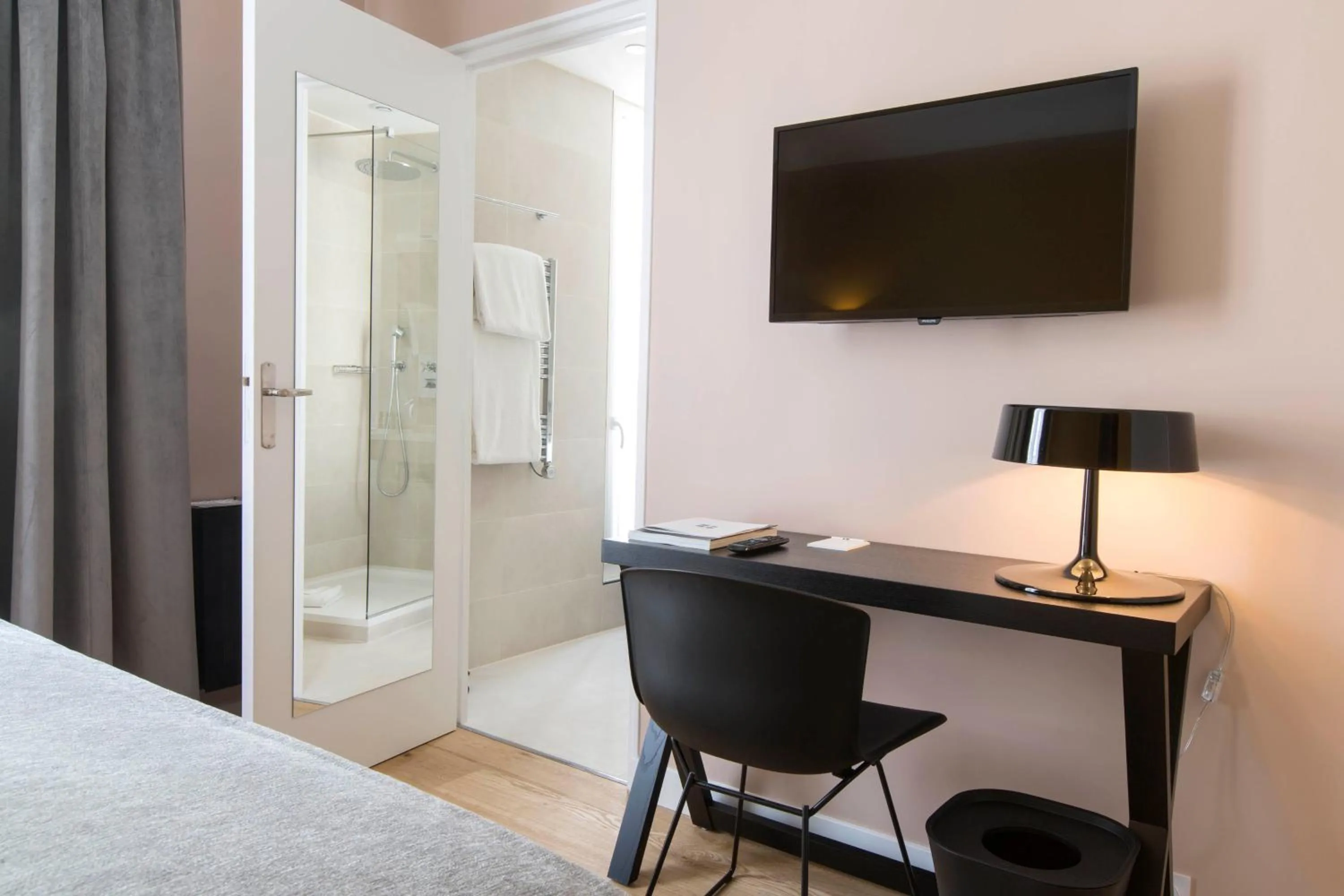 Other, Bed in Hôtel Mathis Elysées