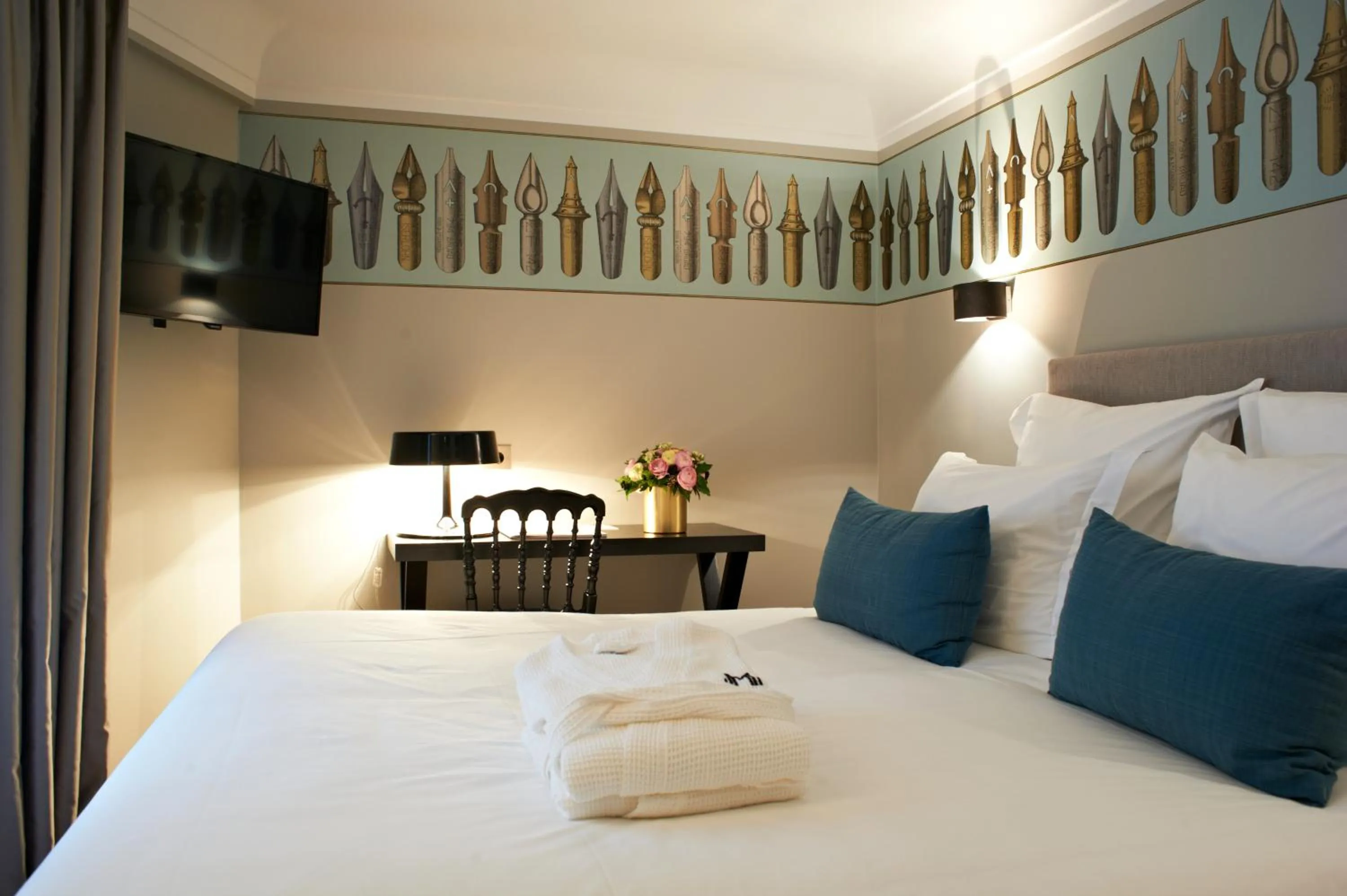 Photo of the whole room, Bed in Hôtel Mathis Elysées