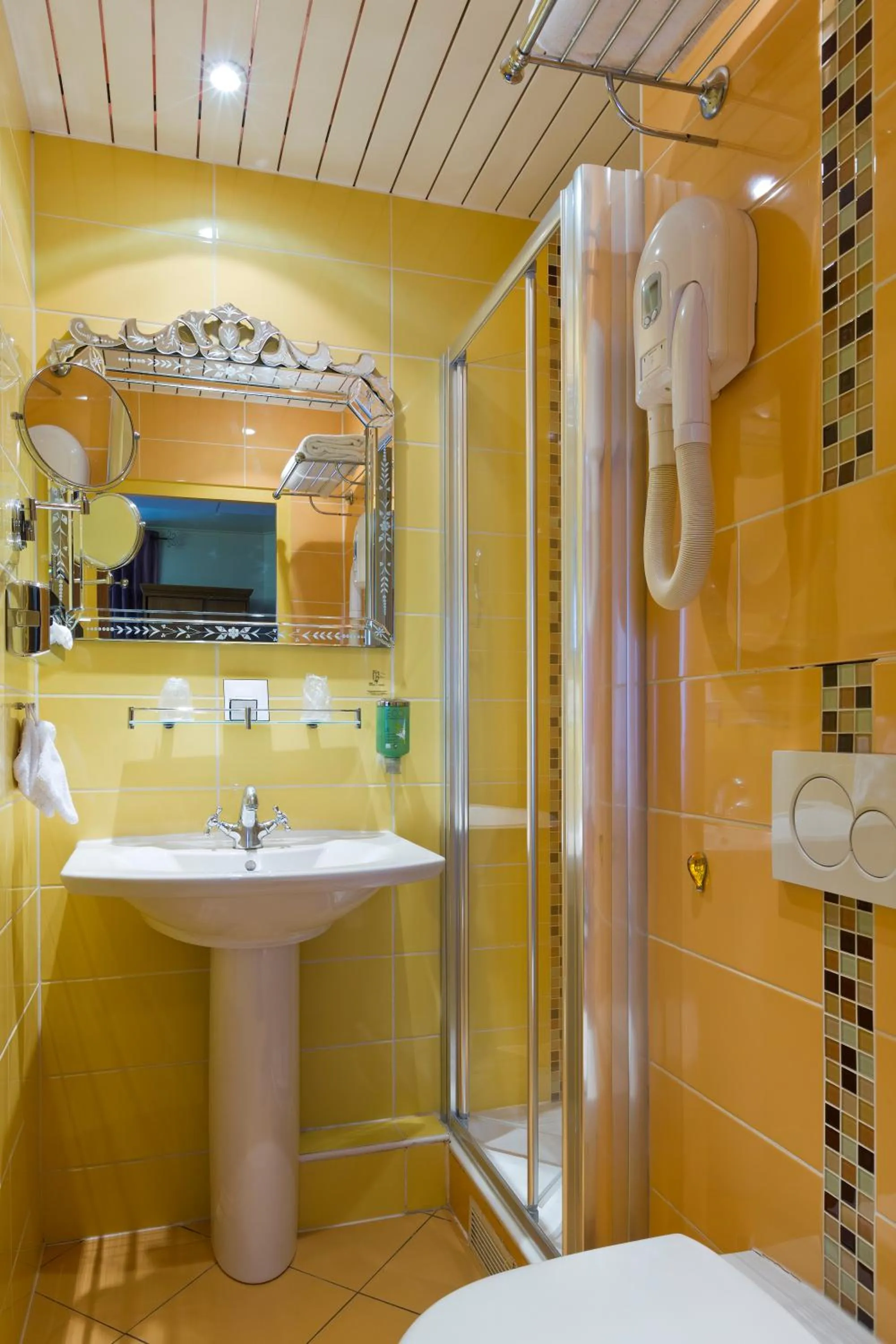 Bathroom in Hôtel Aurore Paris Gare de Lyon