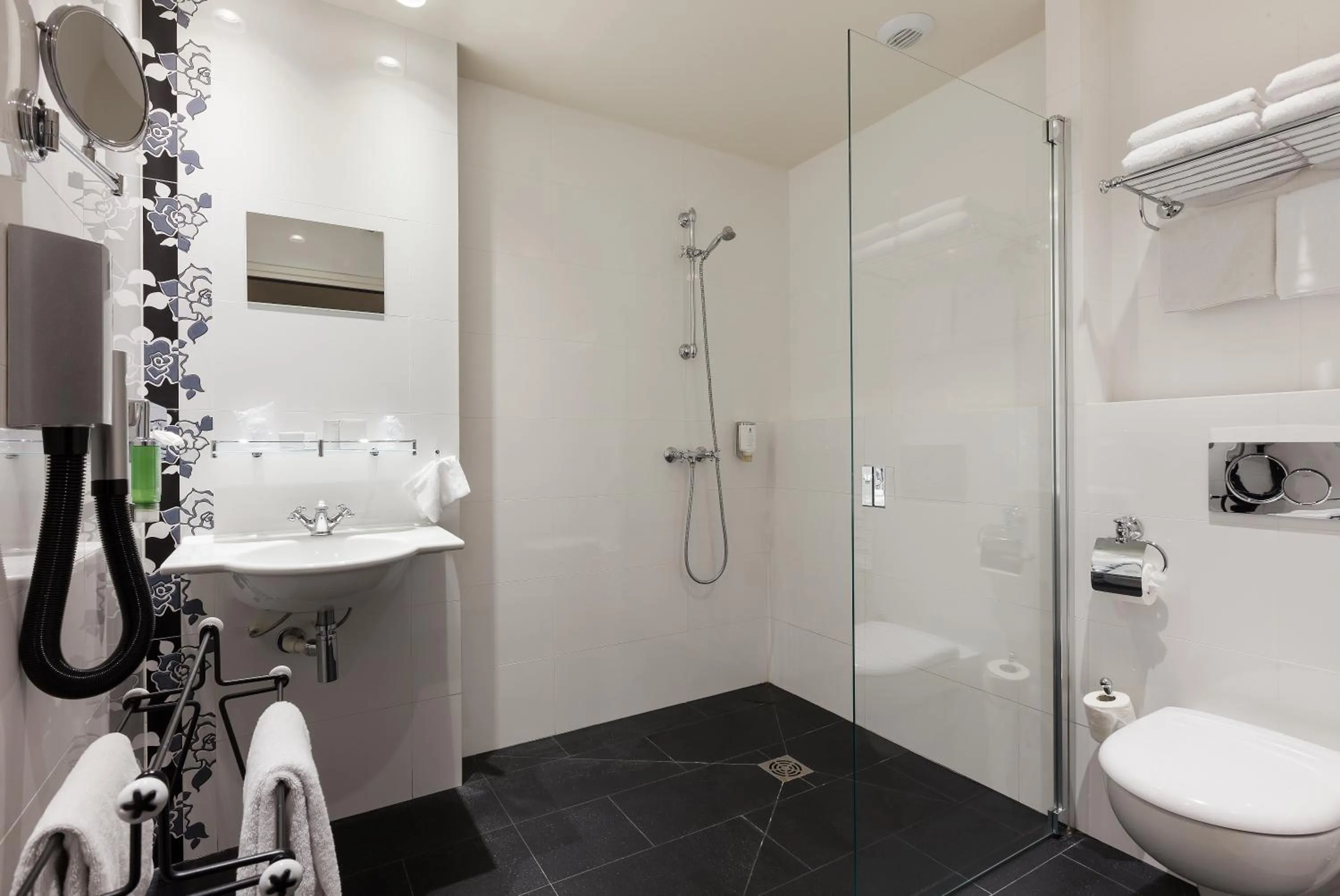 Bathroom in Hôtel Aurore Paris Gare de Lyon