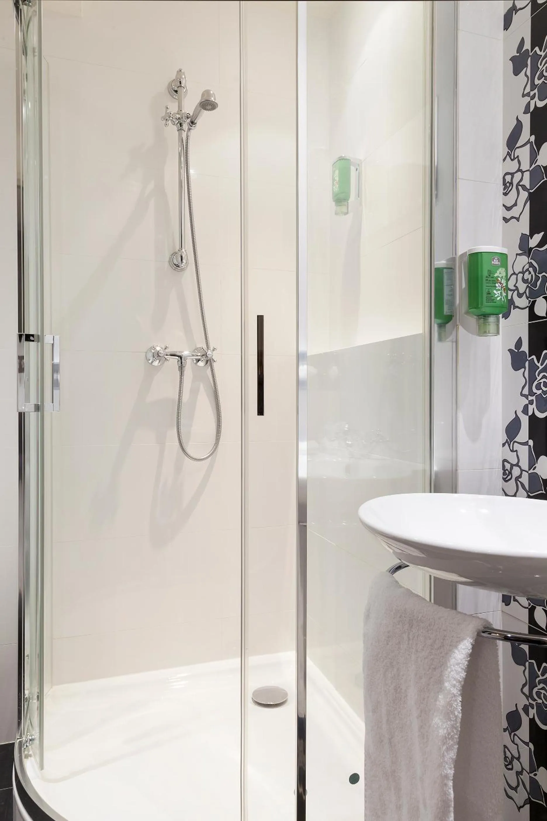 Bathroom in Hôtel Aurore Paris Gare de Lyon