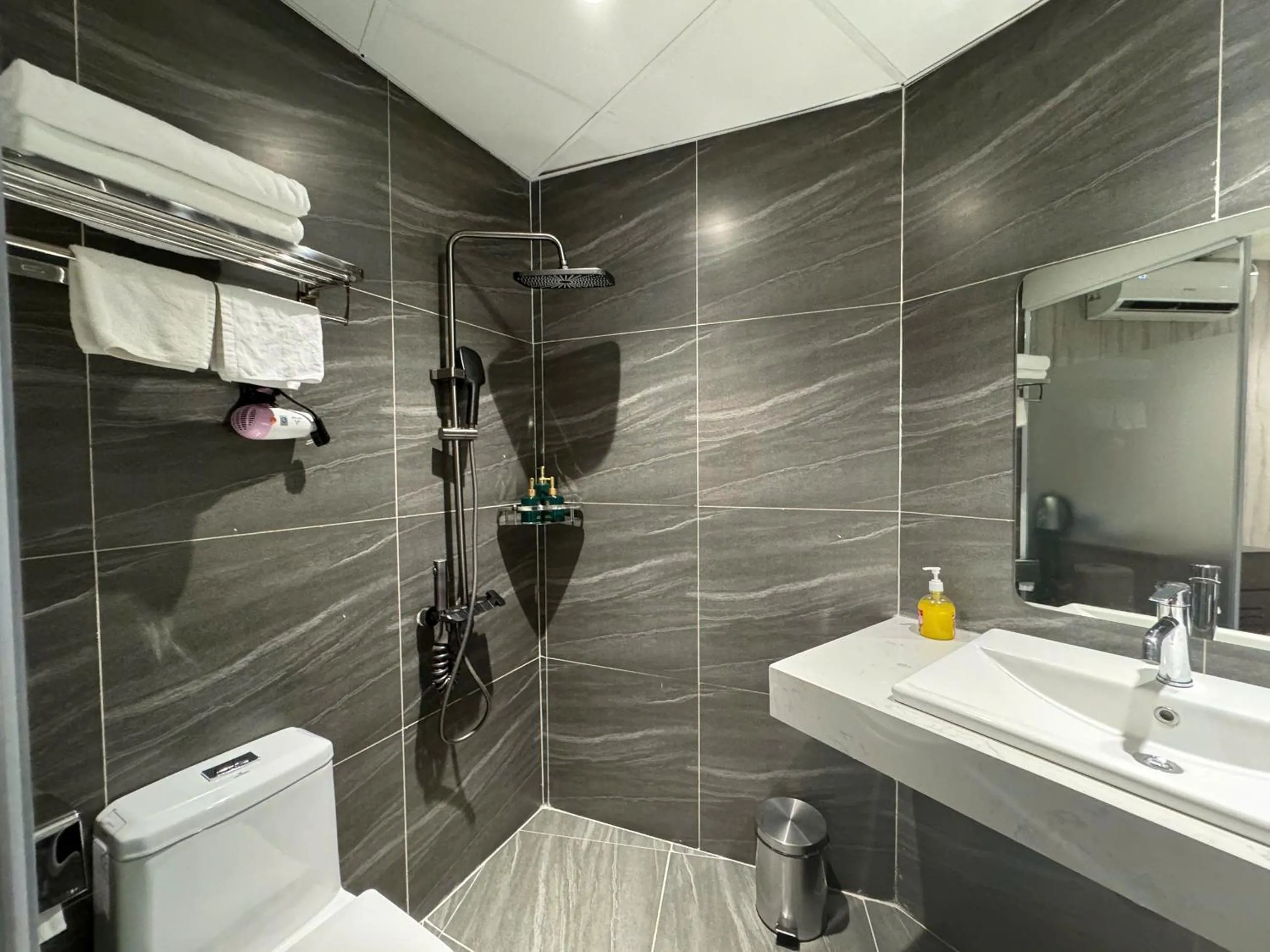 Shower in 22Land Moon West Lake