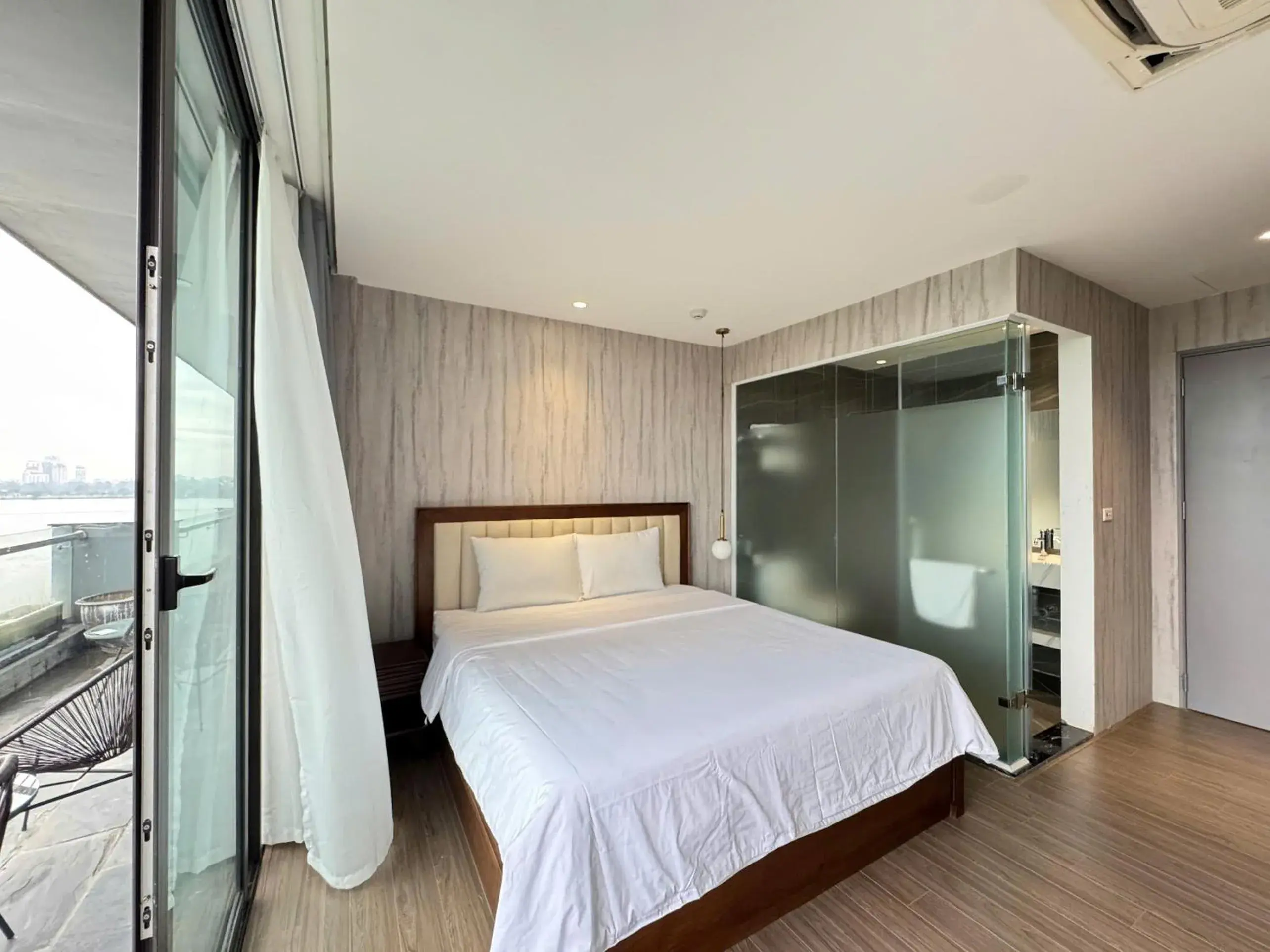 Bungalow with Patio in 22Land Moon West Lake Bungalow with Patio in 22Land Moon West Lake