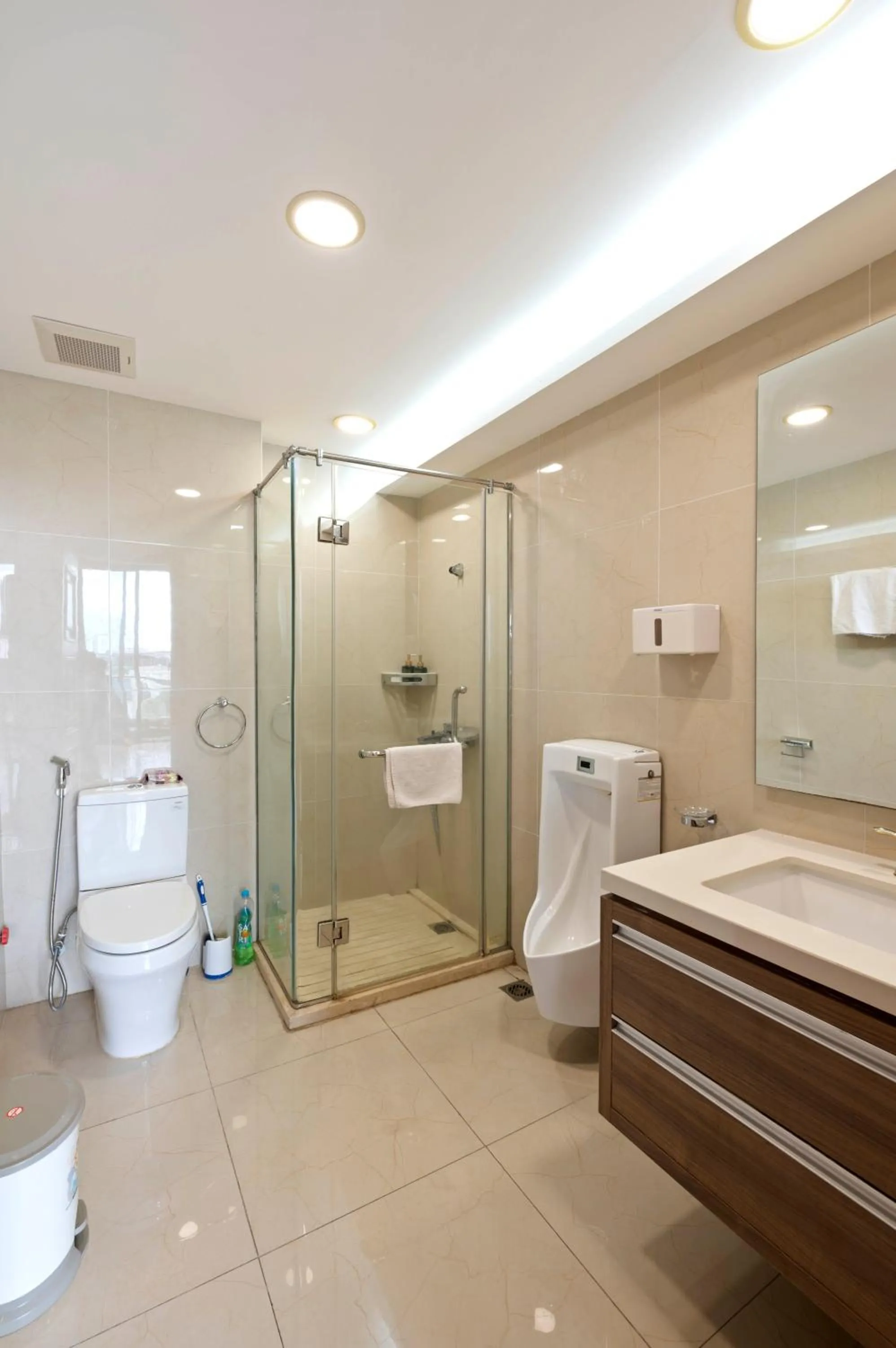 Shower in 22Land Moon West Lake