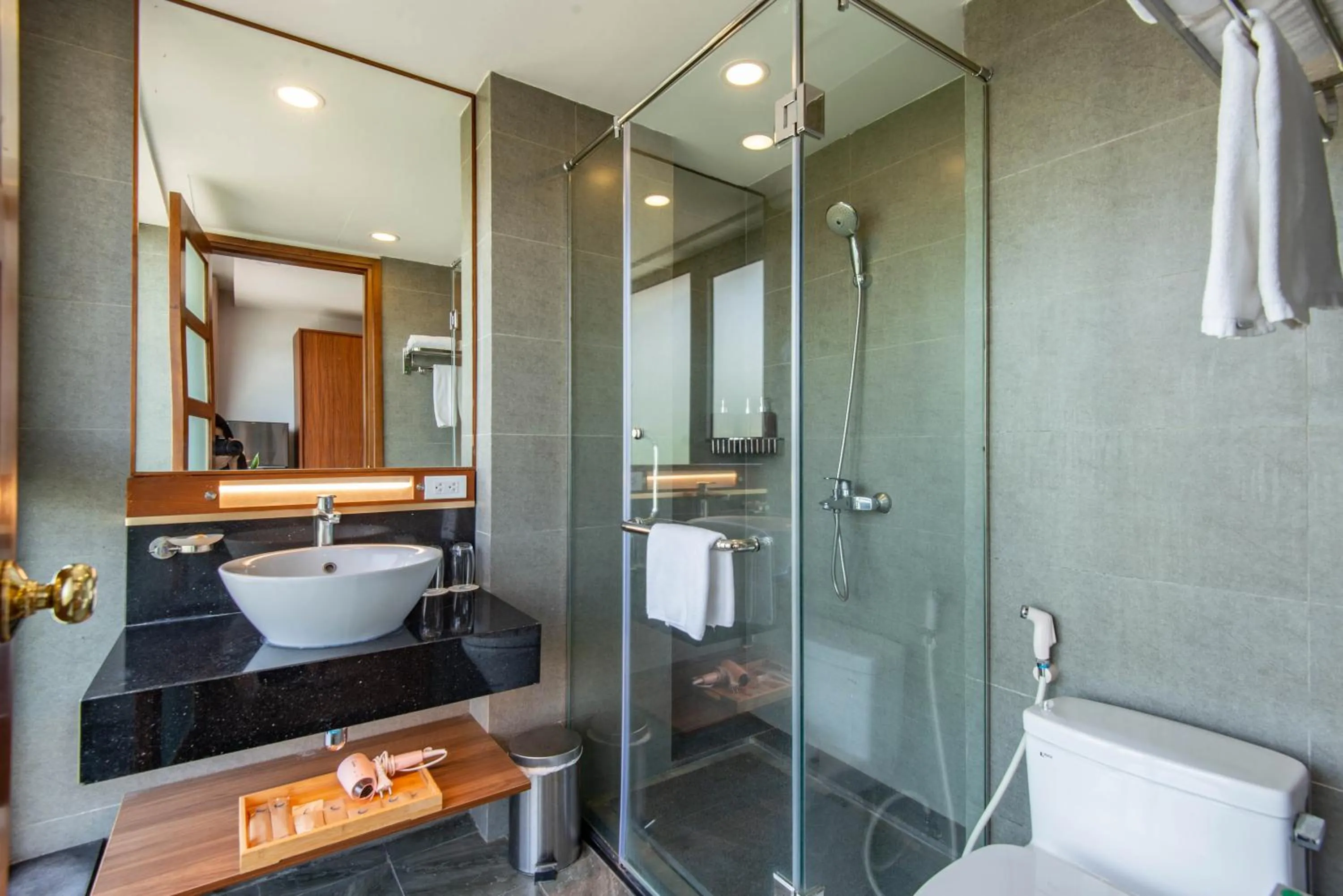 Shower in 22Land Moon West Lake