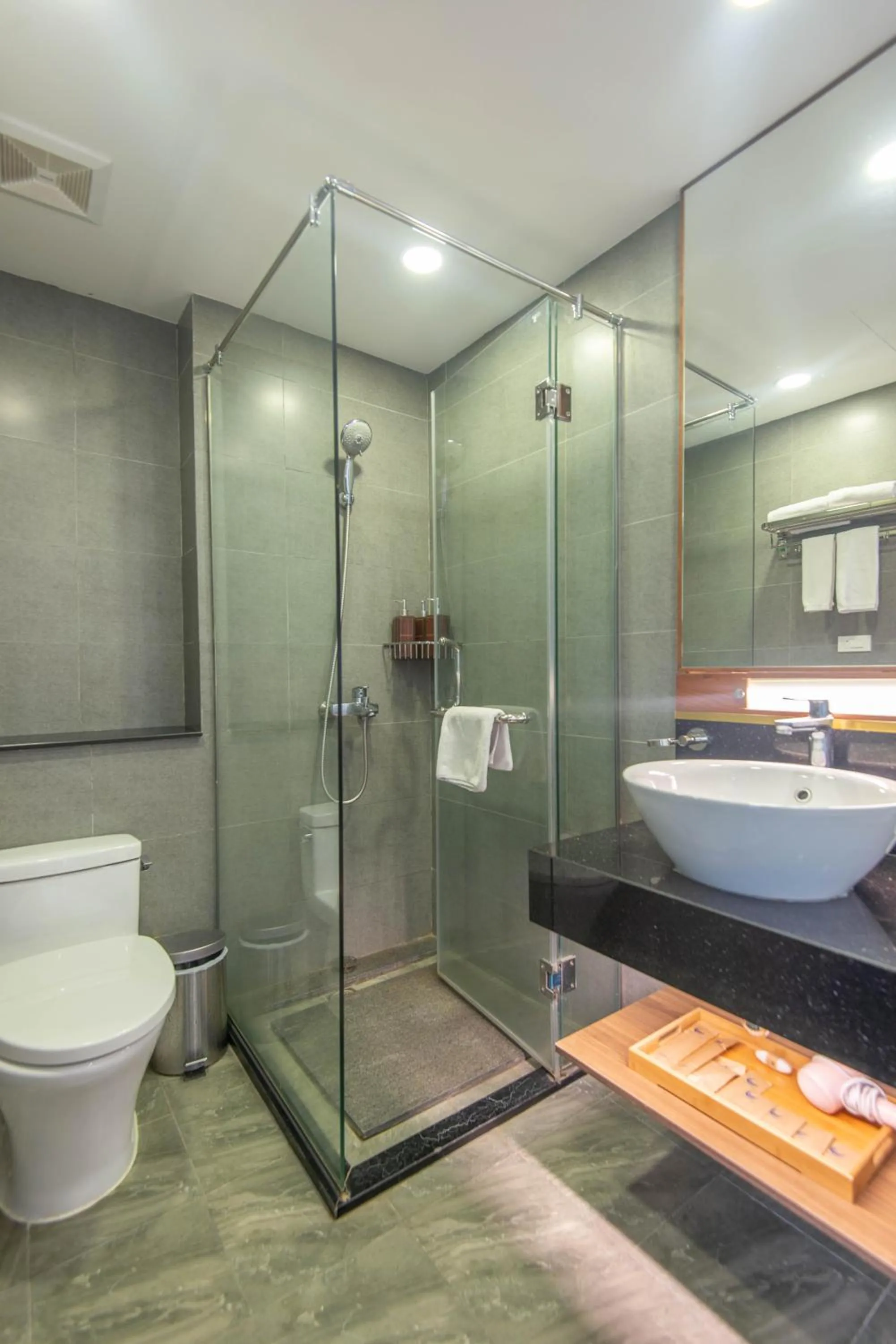 Shower in 22Land Moon West Lake