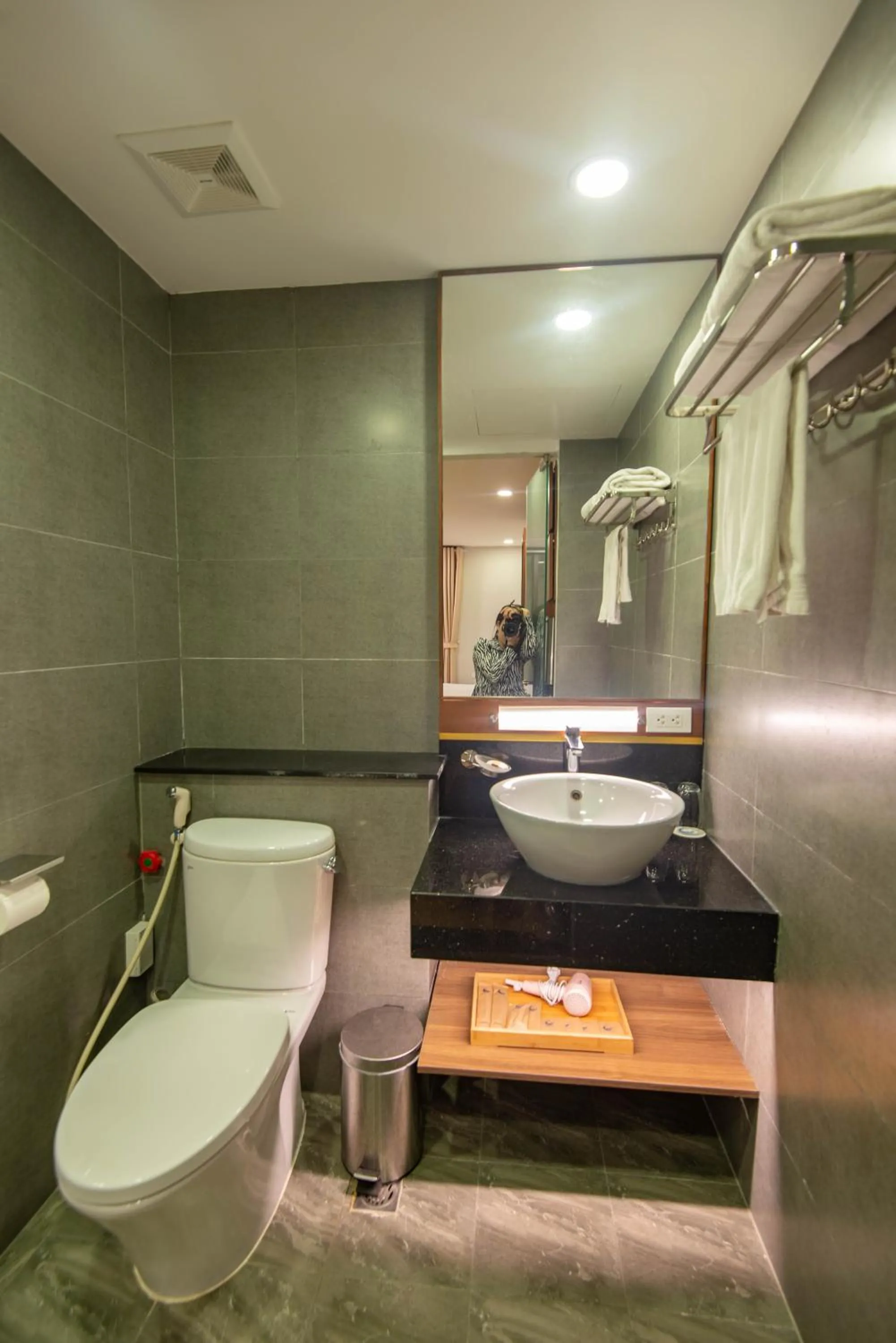 Shower in 22Land Moon West Lake